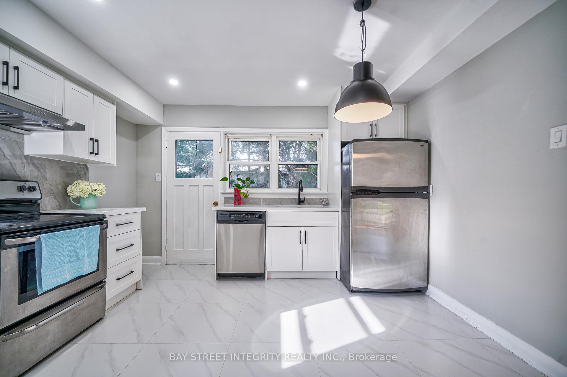 Photo 7 of 63 Rossburn Drive, Etobicoke, Etobicoke West Mall — HOMEH