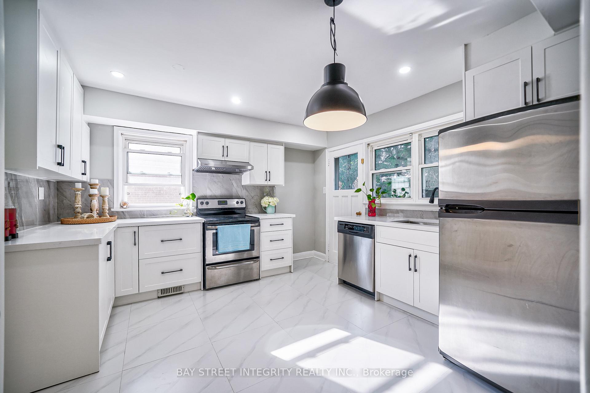 Photo 8 of 63 Rossburn Drive, Etobicoke, Etobicoke West Mall — HOMEH