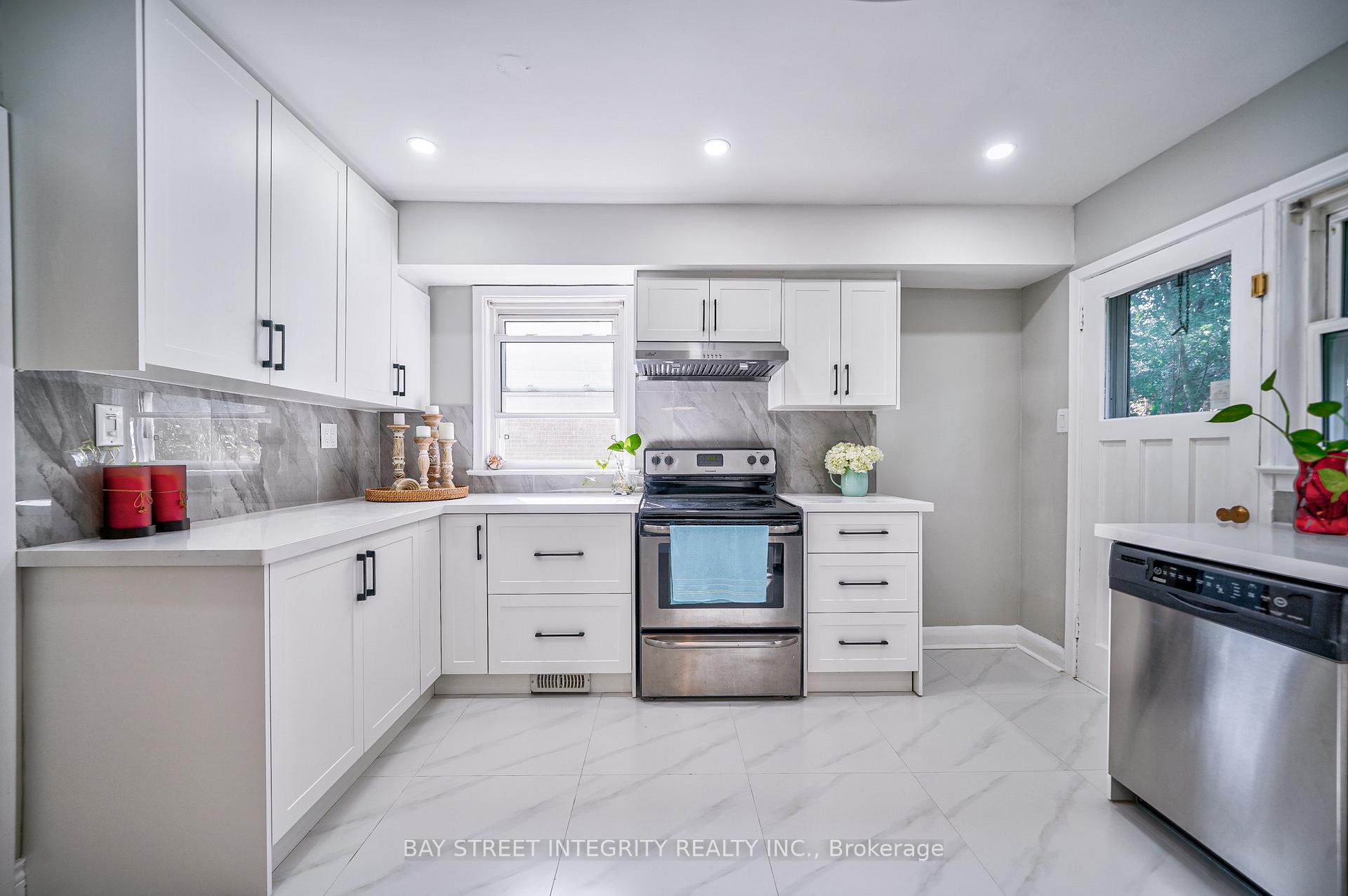 Photo 9 of 63 Rossburn Drive, Etobicoke, Etobicoke West Mall — HOMEH