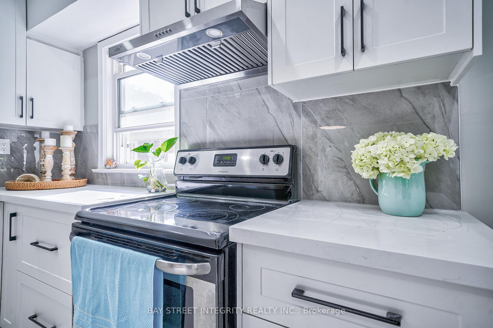 Photo 12 of 63 Rossburn Drive, Etobicoke, Etobicoke West Mall — HOMEH