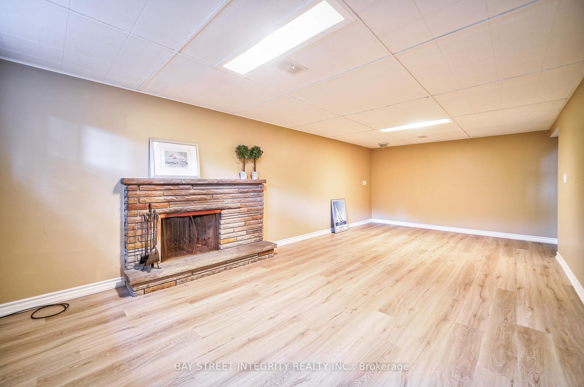 Photo 35 of 63 Rossburn Drive, Etobicoke, Etobicoke West Mall — HOMEH