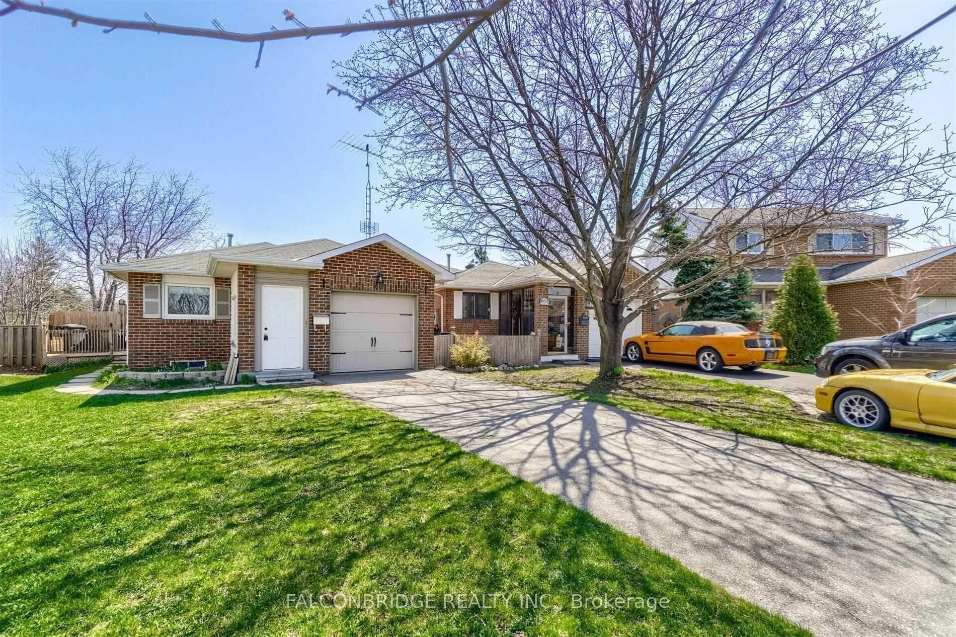 Photo 2 of 20 tropical Court, Brampton, Heart Lake — HOMEH