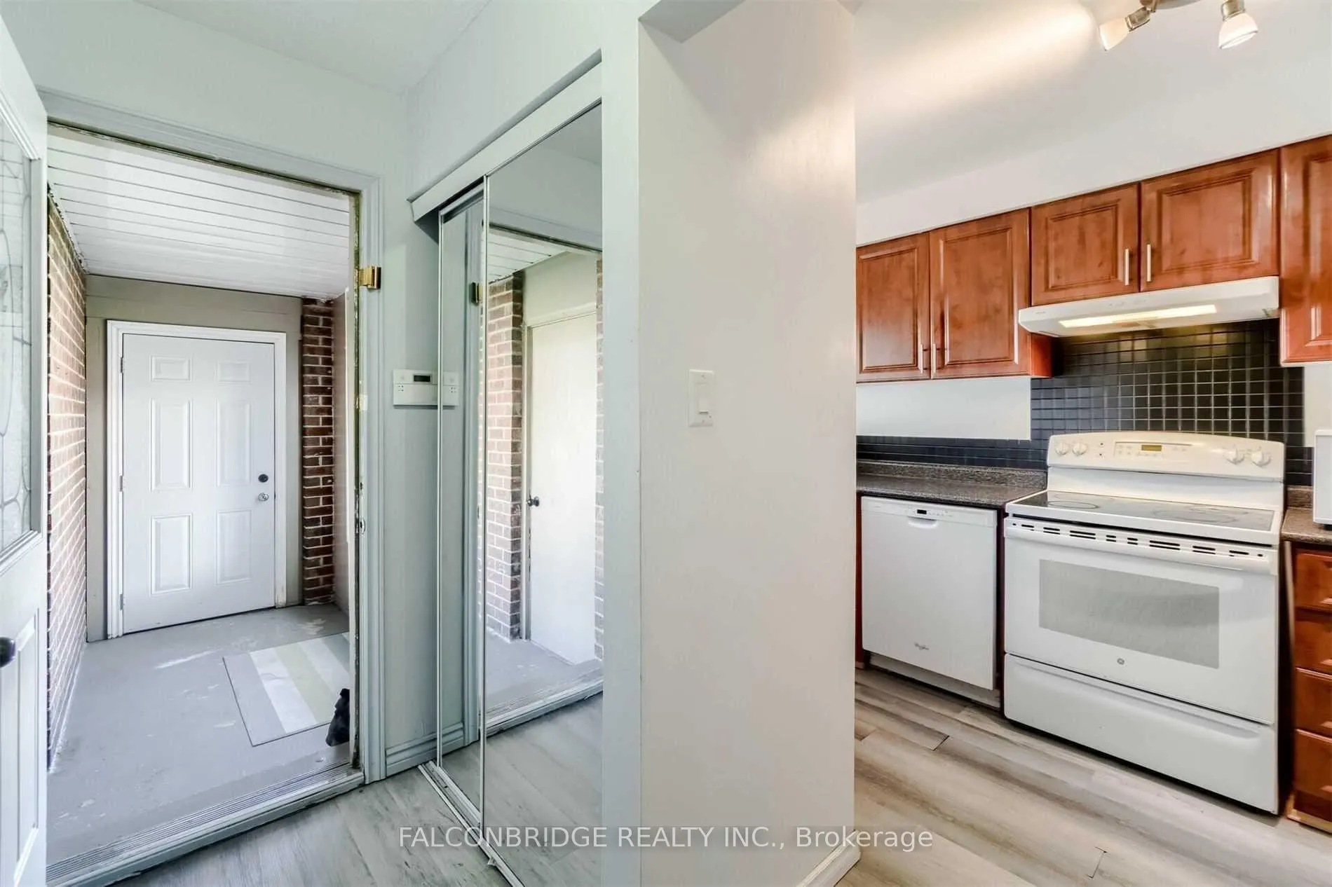 Photo 6 of 20 tropical Court, Brampton, Heart Lake — HOMEH