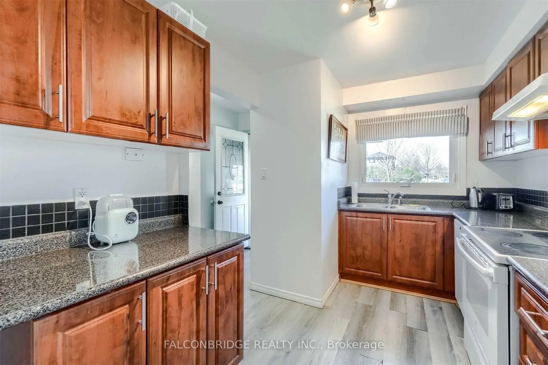 Photo 7 of 20 tropical Court, Brampton, Heart Lake — HOMEH