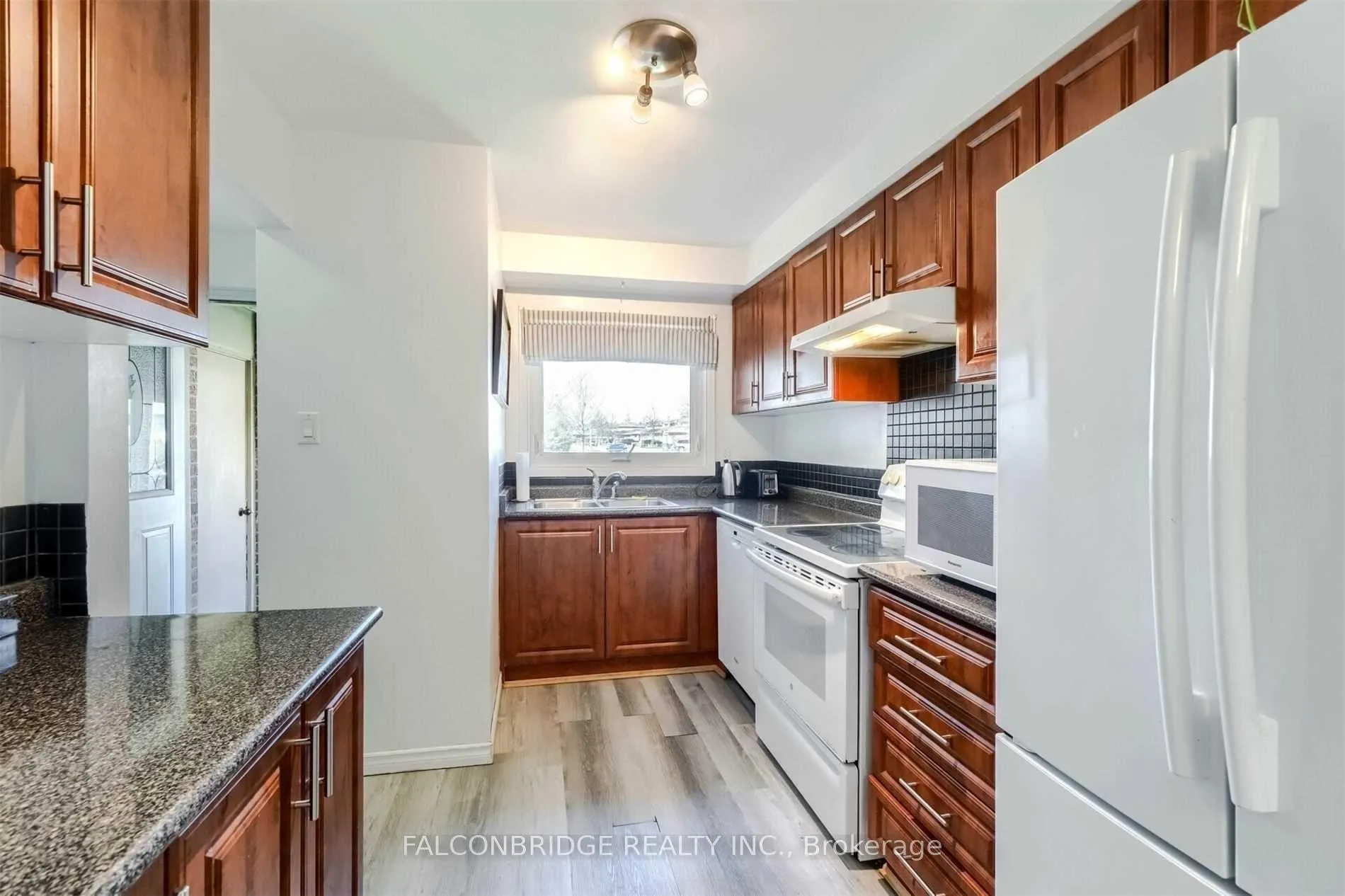 Photo 8 of 20 tropical Court, Brampton, Heart Lake — HOMEH