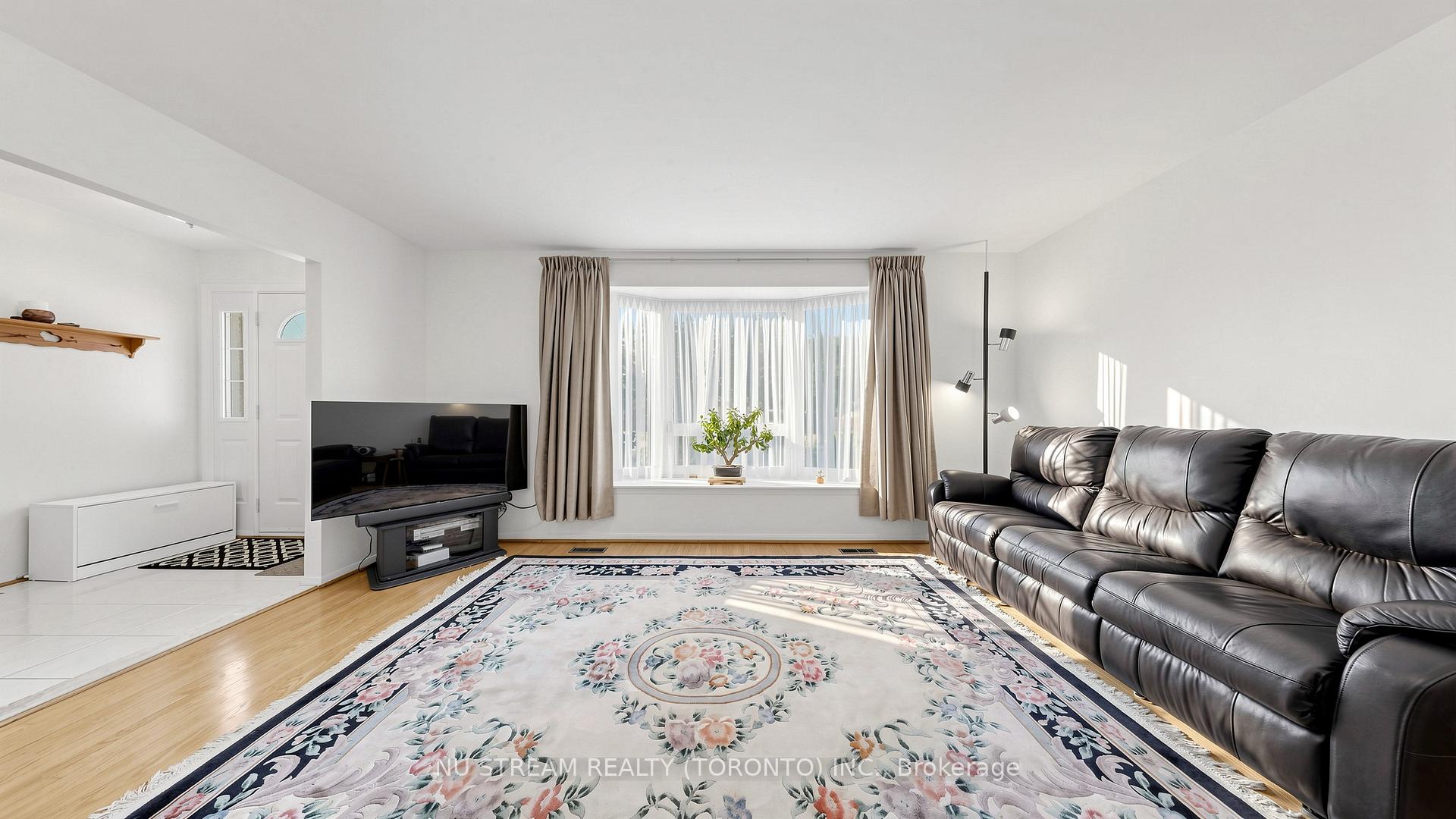 Photo 5 of 86 Brian Drive, North York, Pleasant View — HOMEH