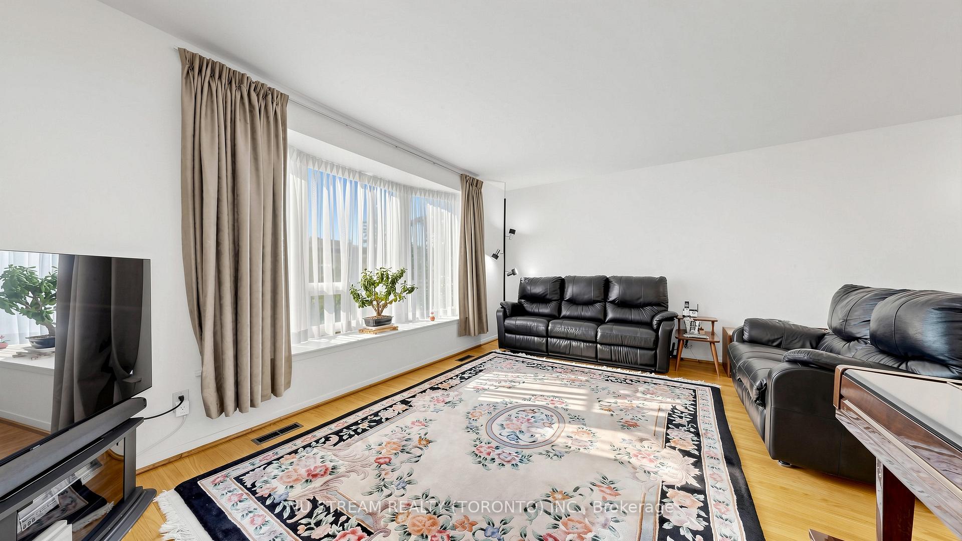 Photo 6 of 86 Brian Drive, North York, Pleasant View — HOMEH