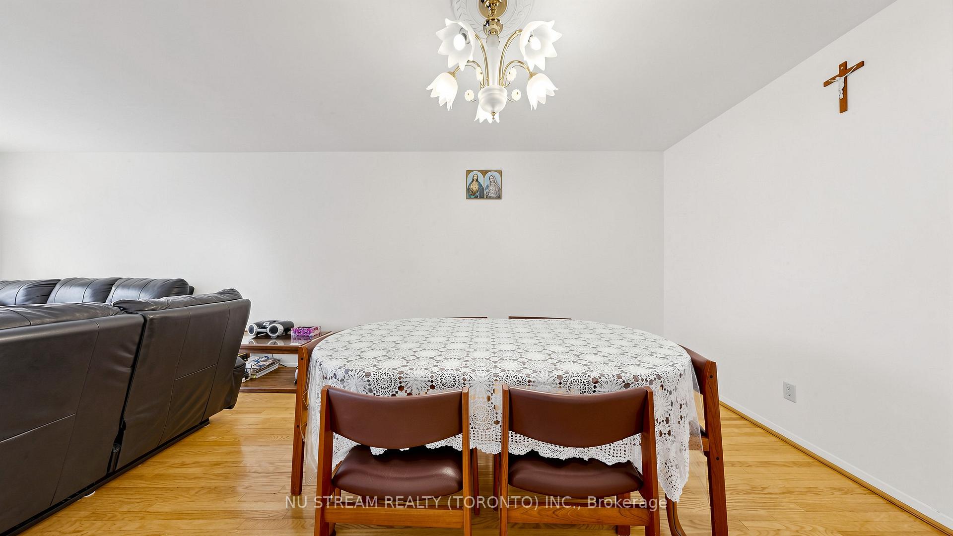 Photo 9 of 86 Brian Drive, North York, Pleasant View — HOMEH