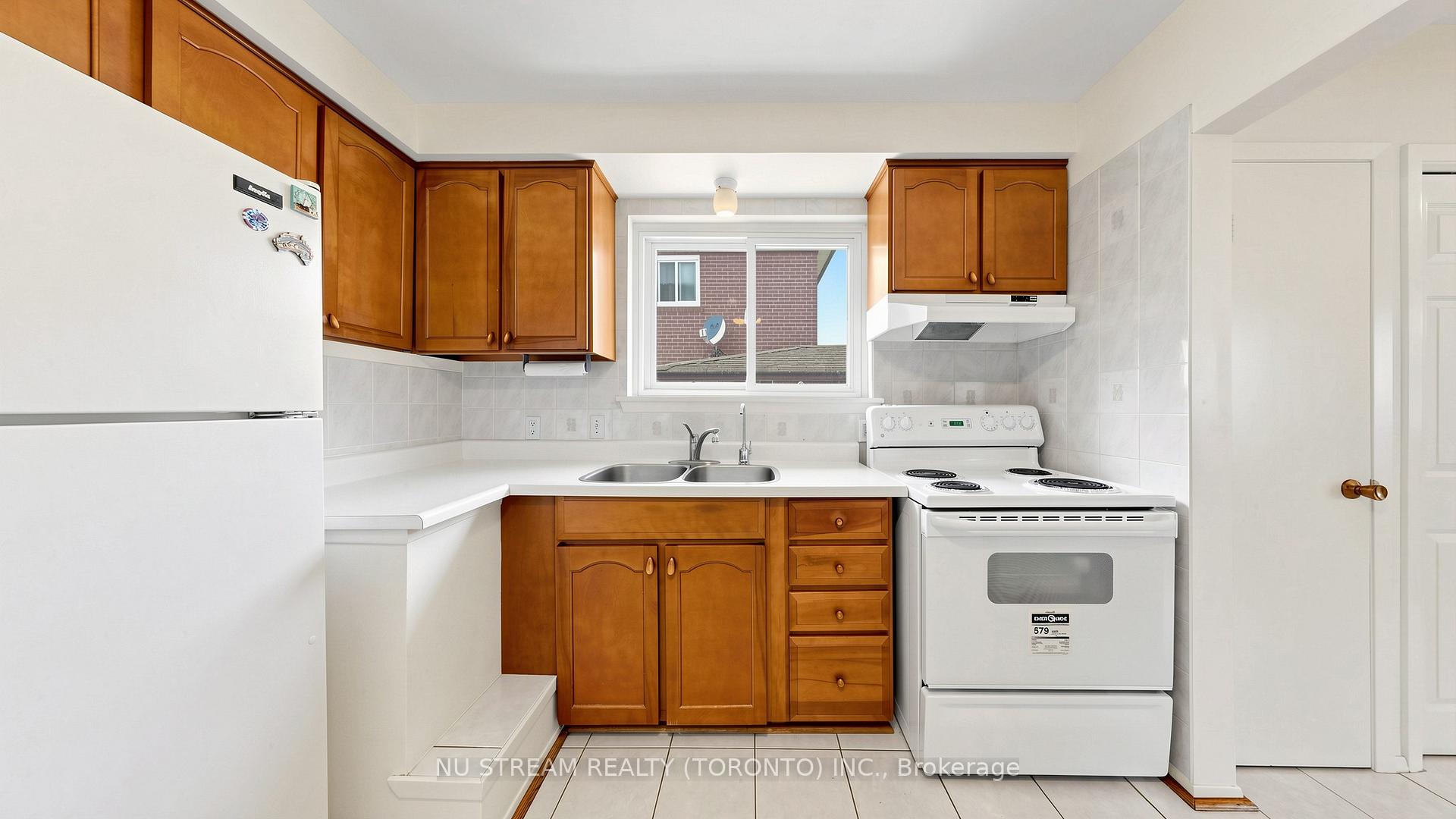Photo 12 of 86 Brian Drive, North York, Pleasant View — HOMEH