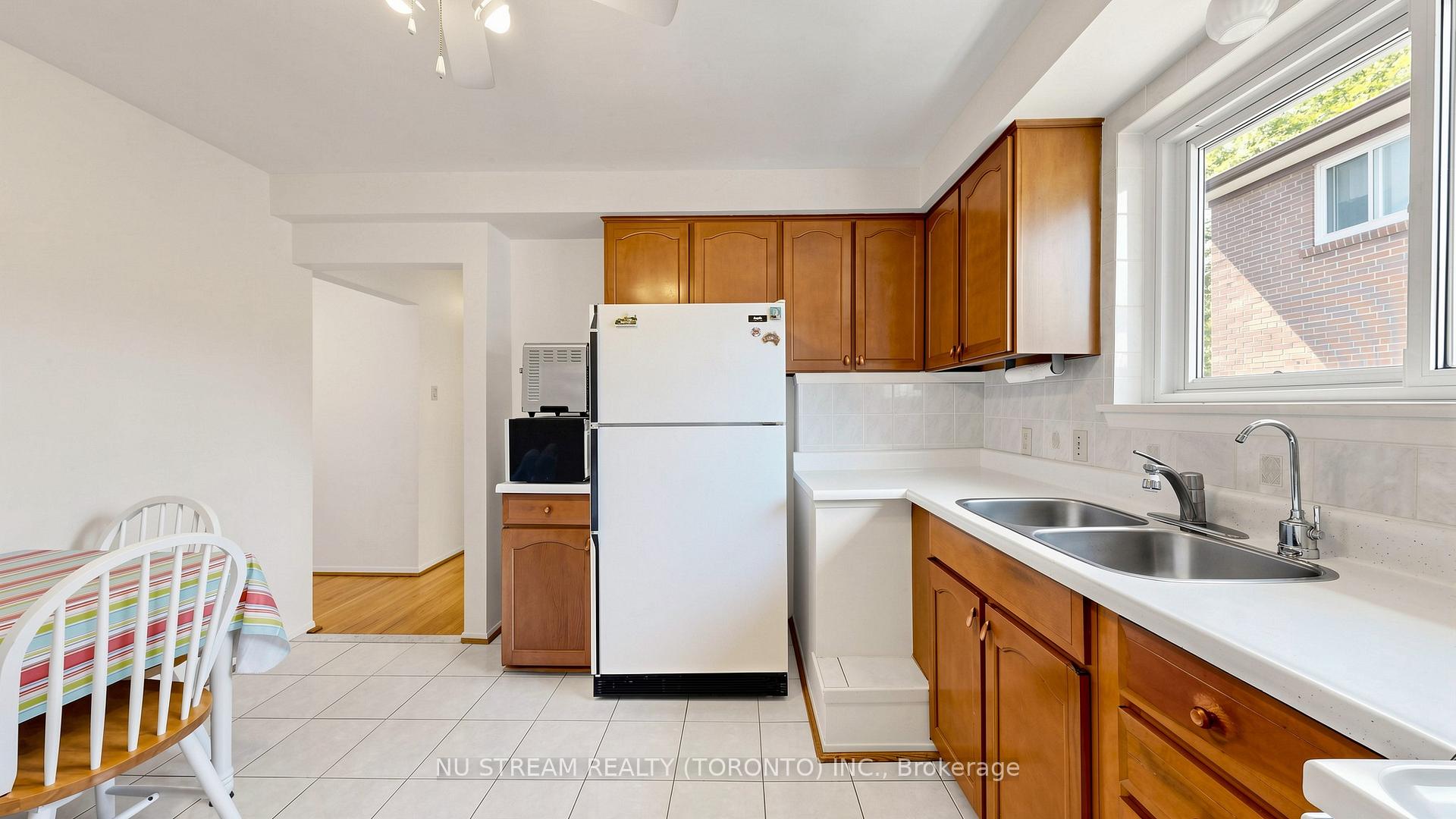 Photo 13 of 86 Brian Drive, North York, Pleasant View — HOMEH