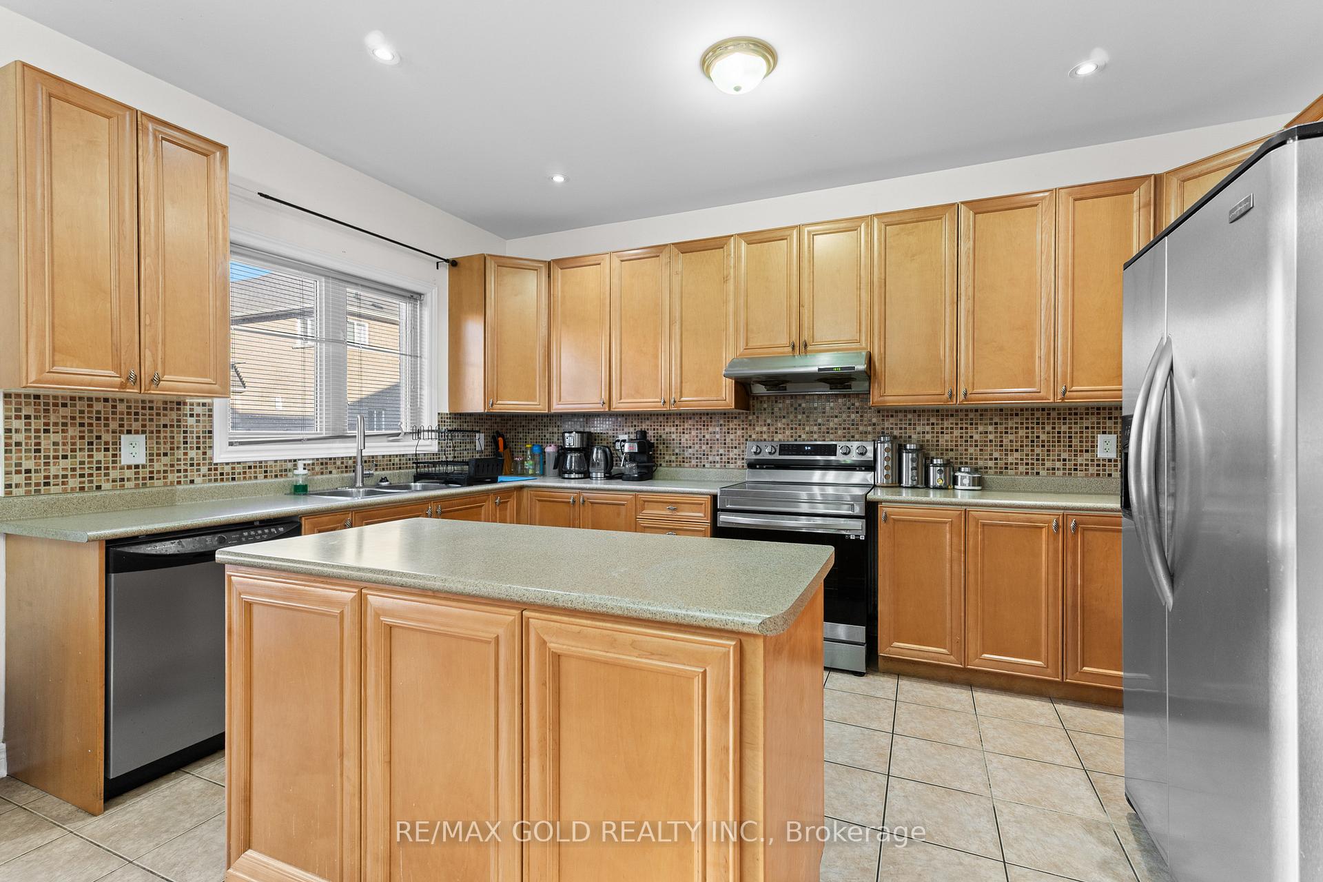 Photo 15 of 57 Powell Drive, Brampton, Sandringham-Wellington — HOMEH