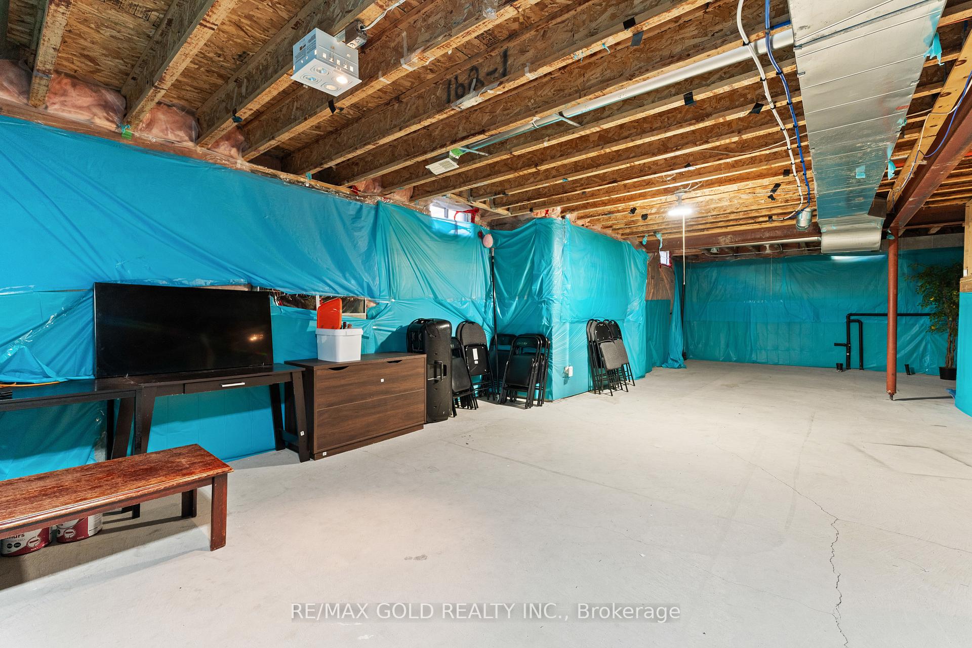 Photo 43 of 57 Powell Drive, Brampton, Sandringham-Wellington — HOMEH