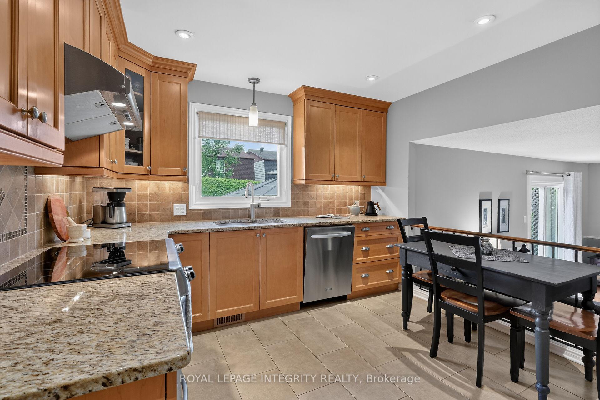 Photo 14 of 6100 Vineyard Drive, Ottawa, Convent Glen — HOMEH
