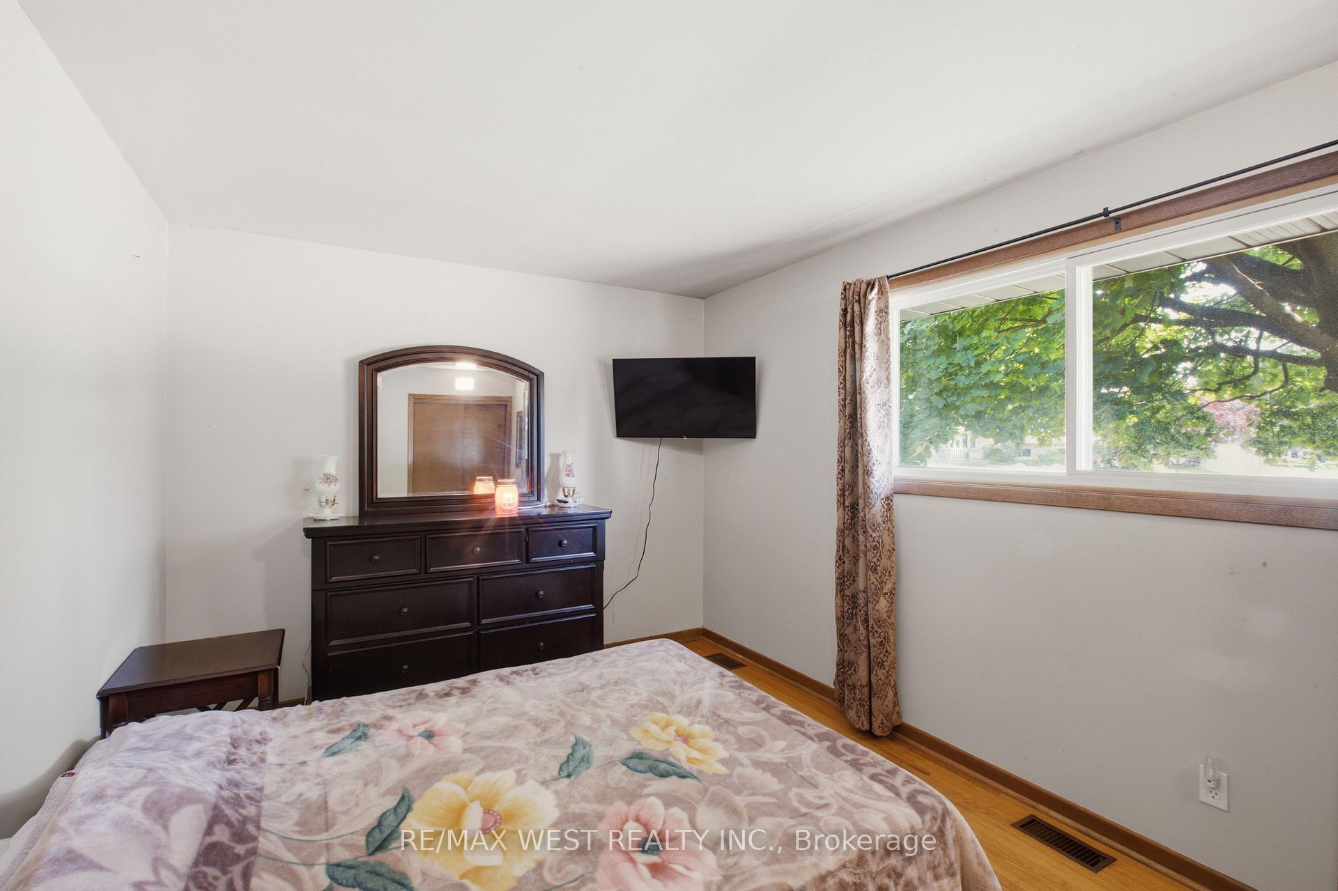 Photo 18 of 453 Leonard Avenue, Welland, Prince Charles — HOMEH