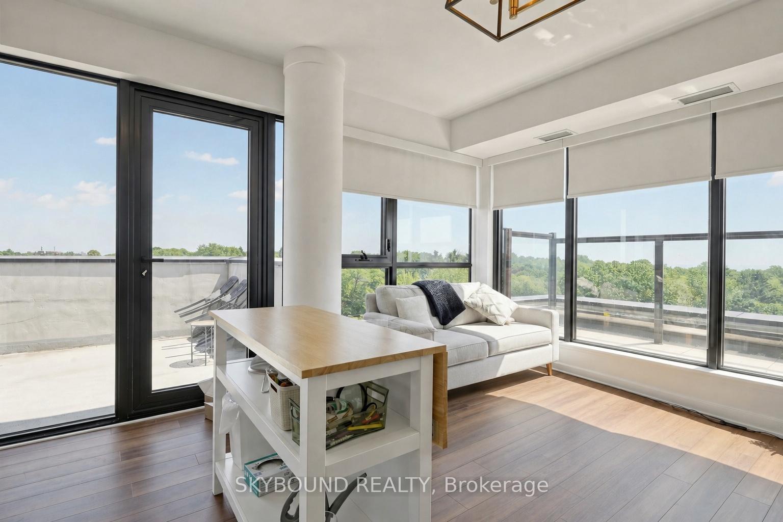 Front of Unit 815, 2799 Kingston Road