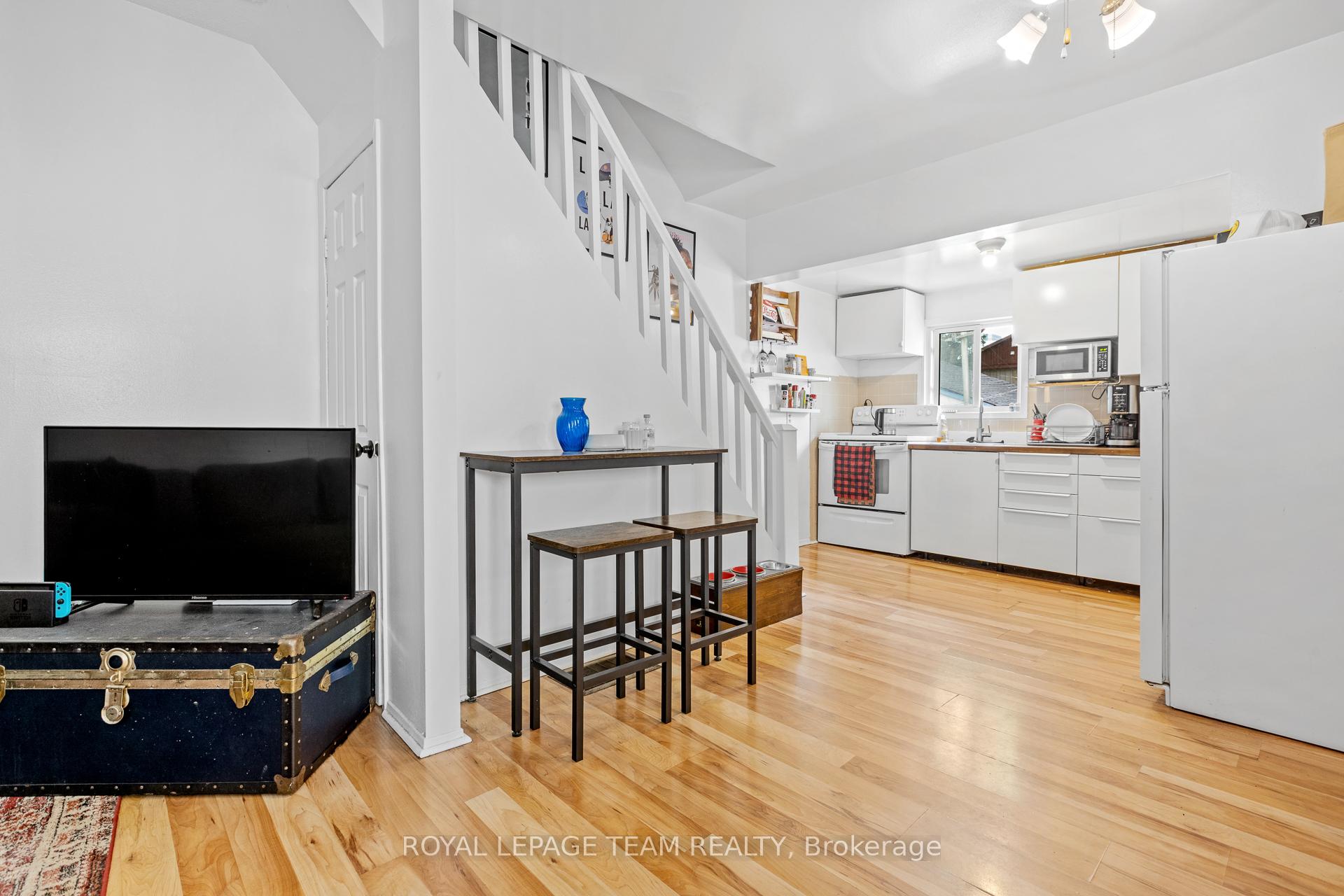 Photo 7 of Unit B, 53-1/2 Champagne Avenue, Ottawa, West Centre Town — HOMEH