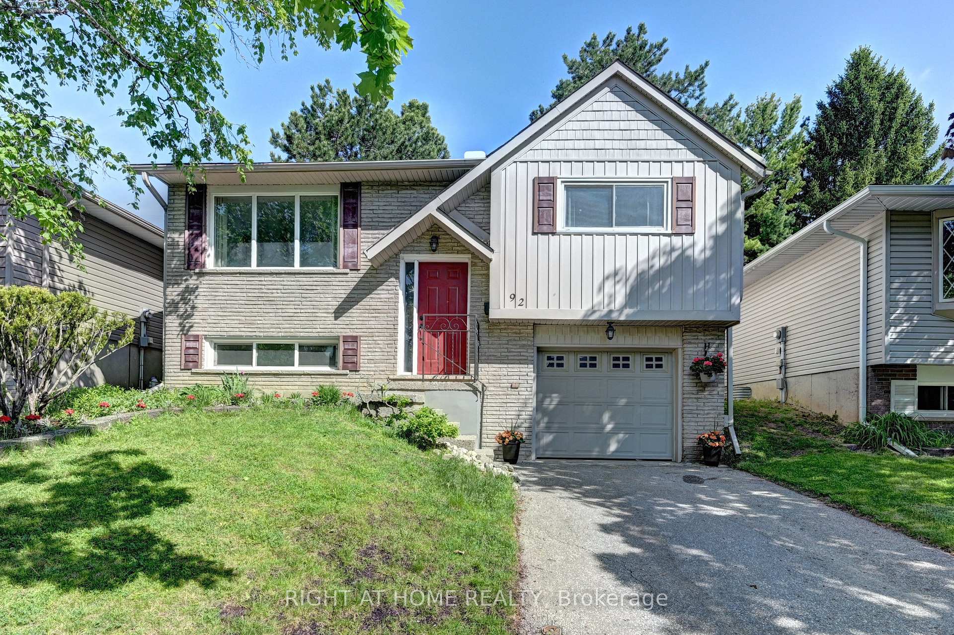 Photo 1 of 92 Pinemeadow Crescent, Waterloo, Maple Hills — HOMEH