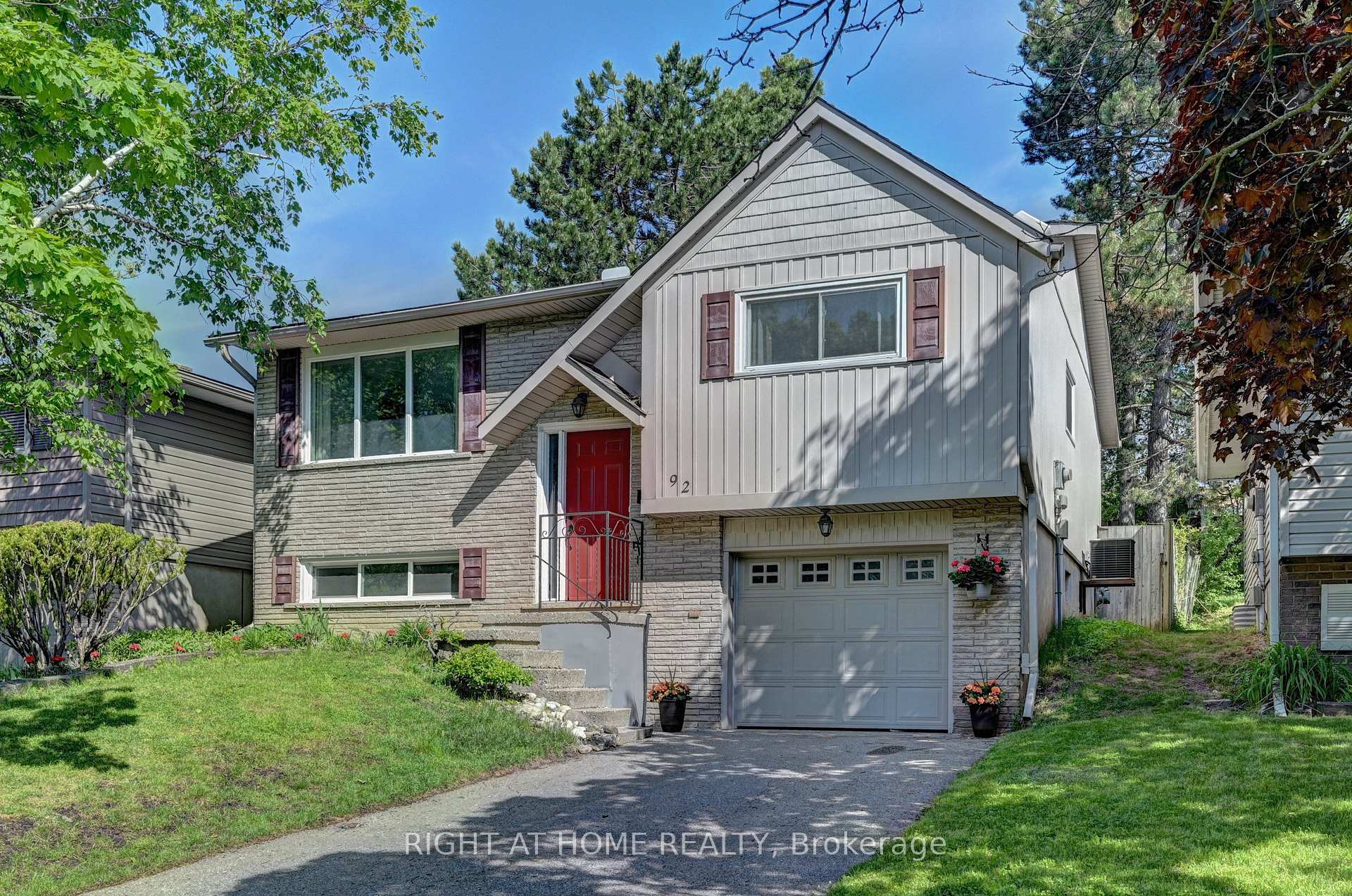 Photo 2 of 92 Pinemeadow Crescent, Waterloo, Maple Hills — HOMEH