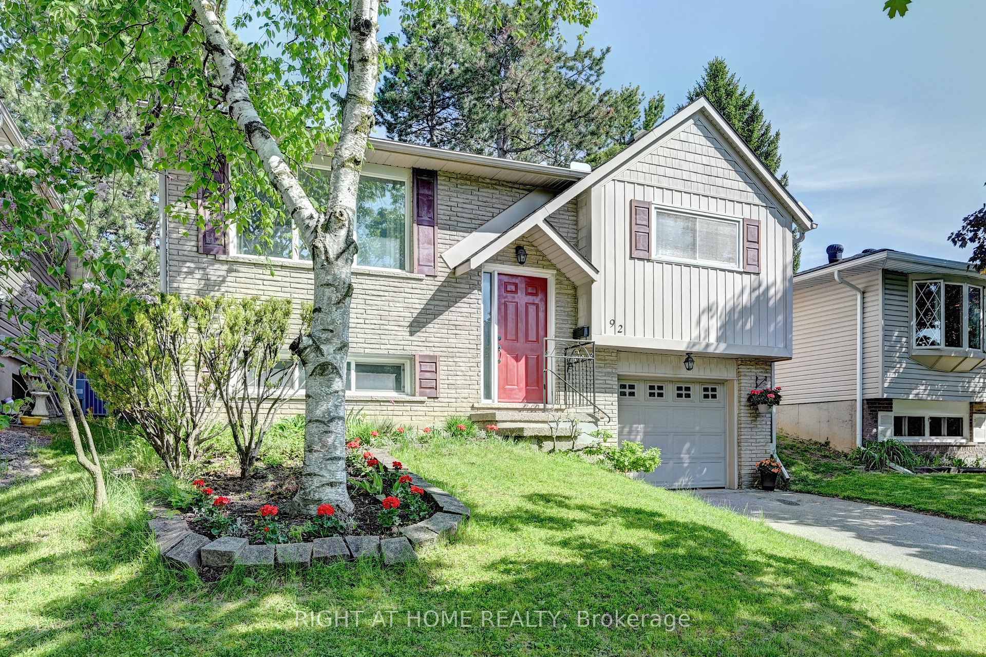 Photo 3 of 92 Pinemeadow Crescent, Waterloo, Maple Hills — HOMEH