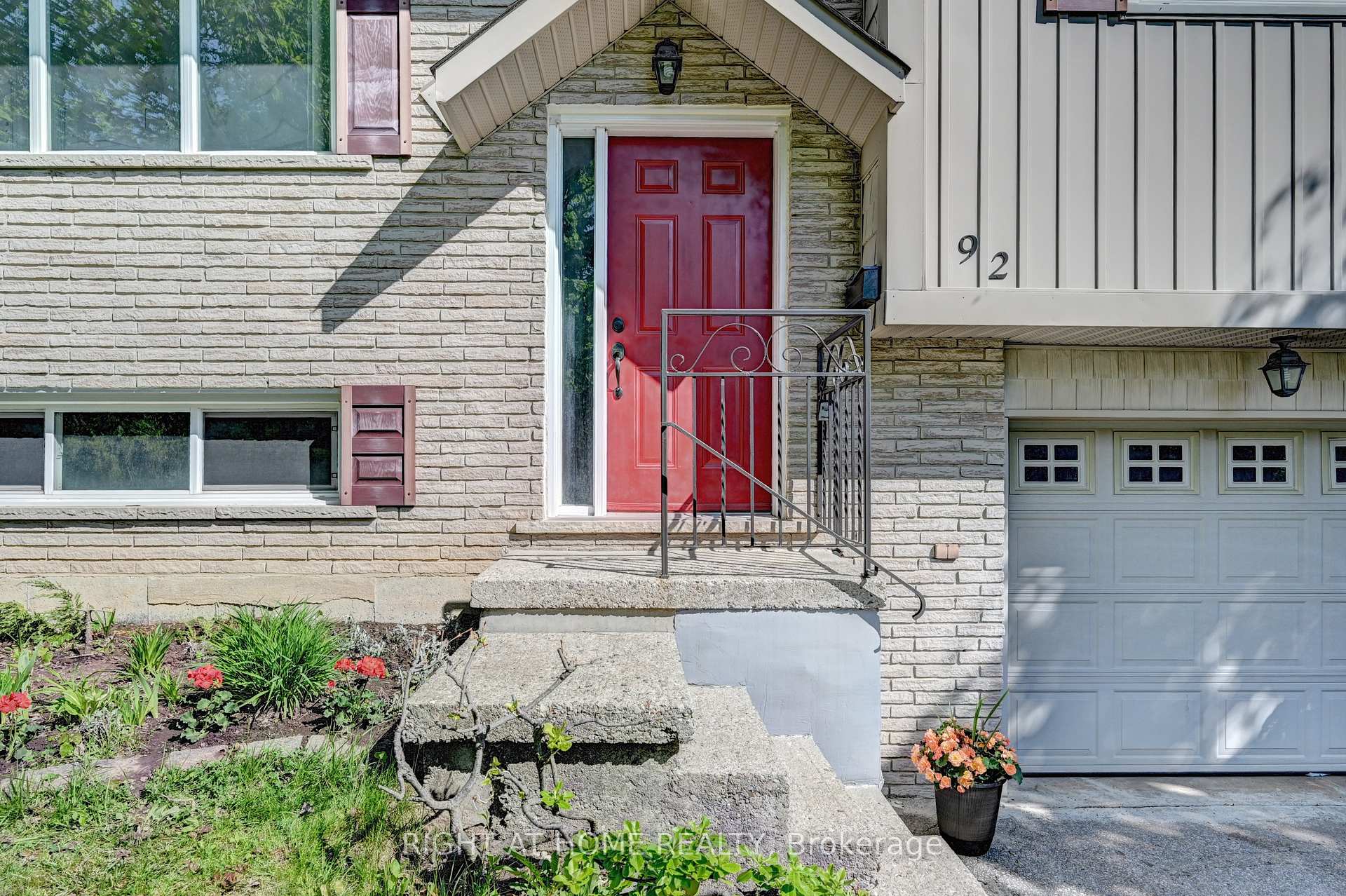 Photo 4 of 92 Pinemeadow Crescent, Waterloo, Maple Hills — HOMEH