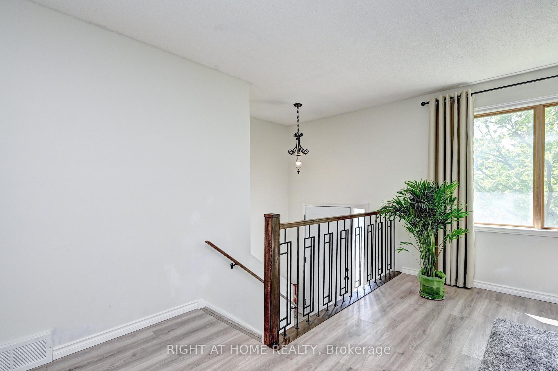 Photo 5 of 92 Pinemeadow Crescent, Waterloo, Maple Hills — HOMEH