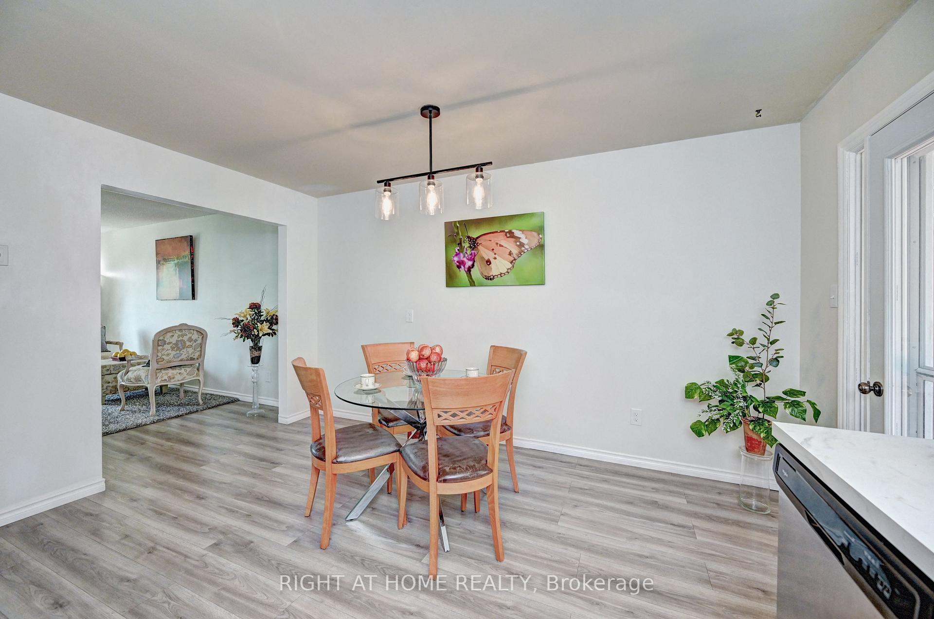 Photo 8 of 92 Pinemeadow Crescent, Waterloo, Maple Hills — HOMEH
