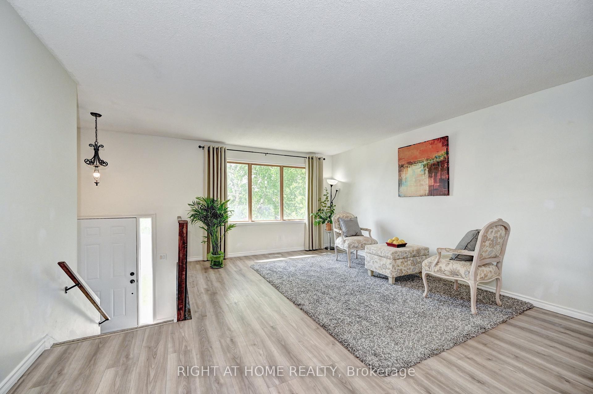 Photo 10 of 92 Pinemeadow Crescent, Waterloo, Maple Hills — HOMEH