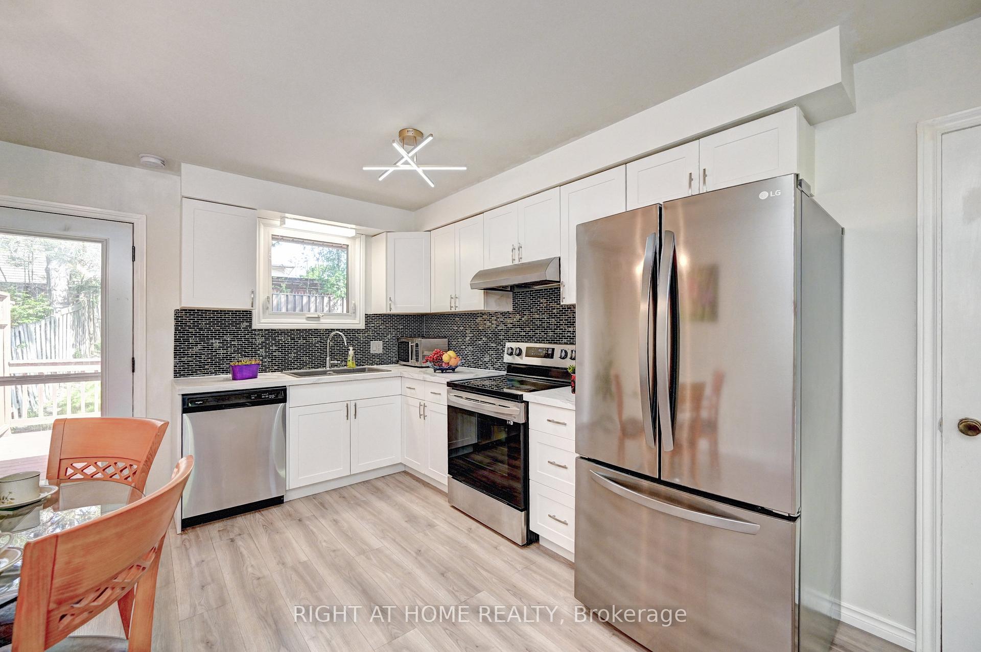 Photo 14 of 92 Pinemeadow Crescent, Waterloo, Maple Hills — HOMEH