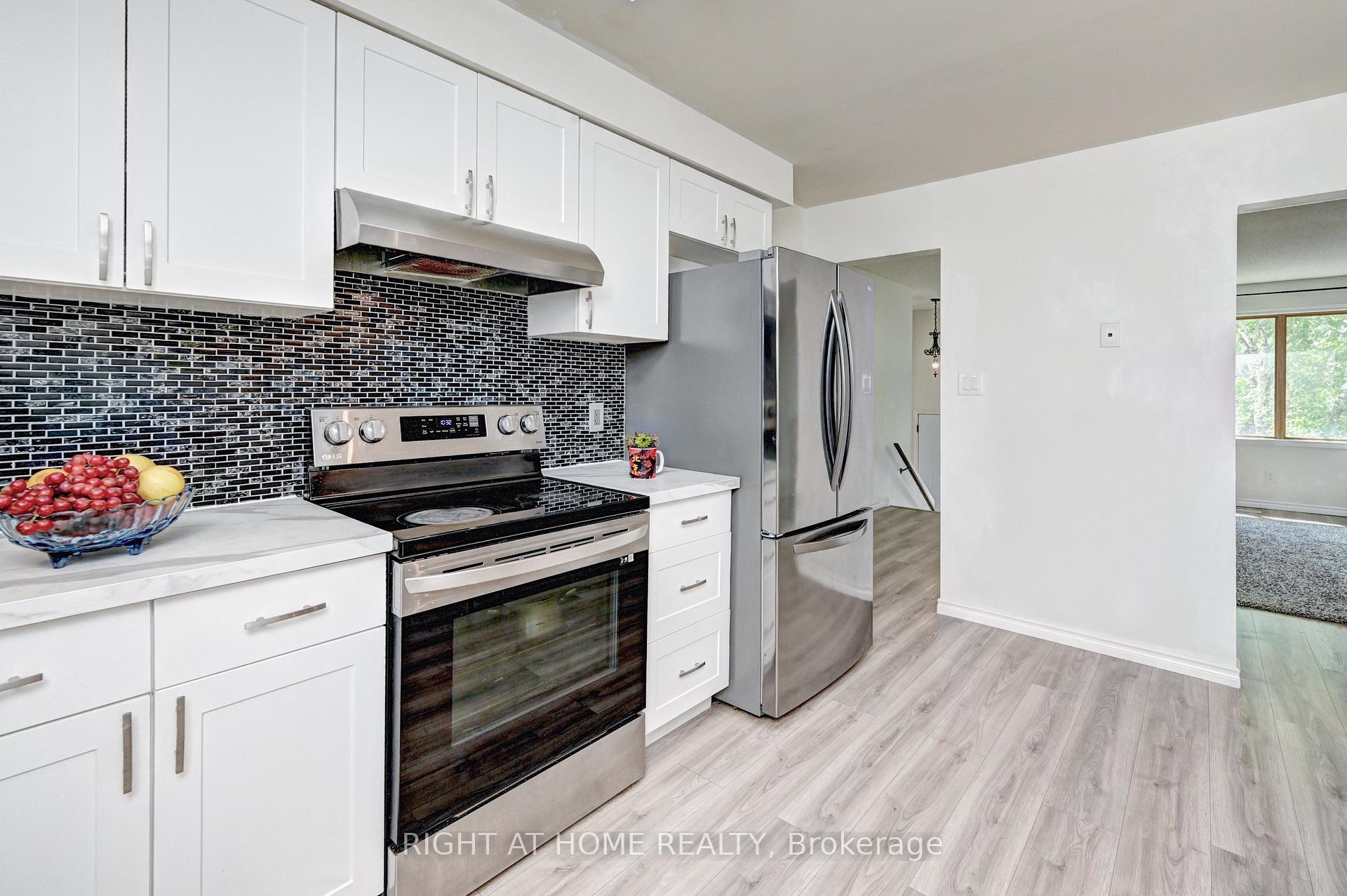 Photo 16 of 92 Pinemeadow Crescent, Waterloo, Maple Hills — HOMEH