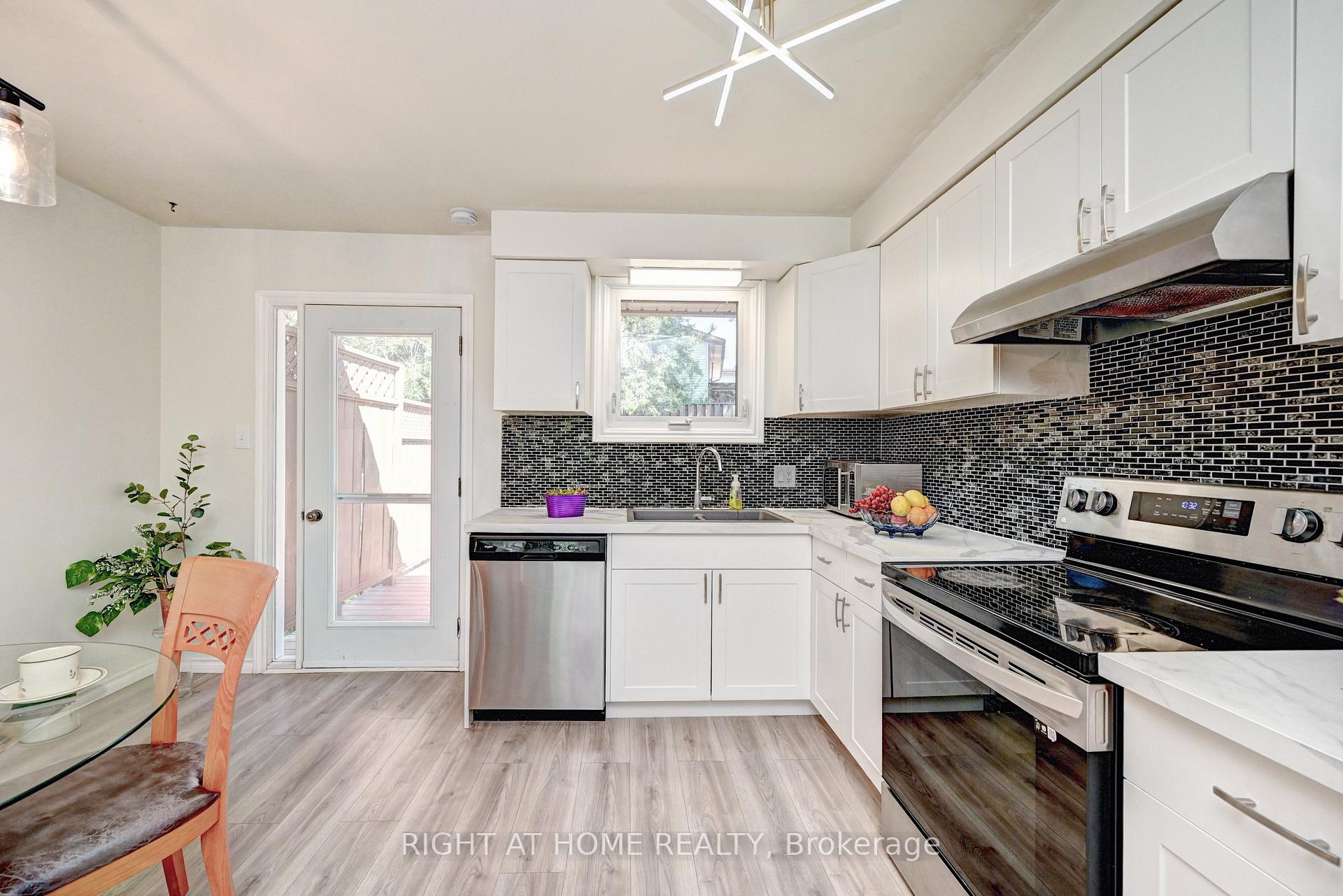 Photo 17 of 92 Pinemeadow Crescent, Waterloo, Maple Hills — HOMEH