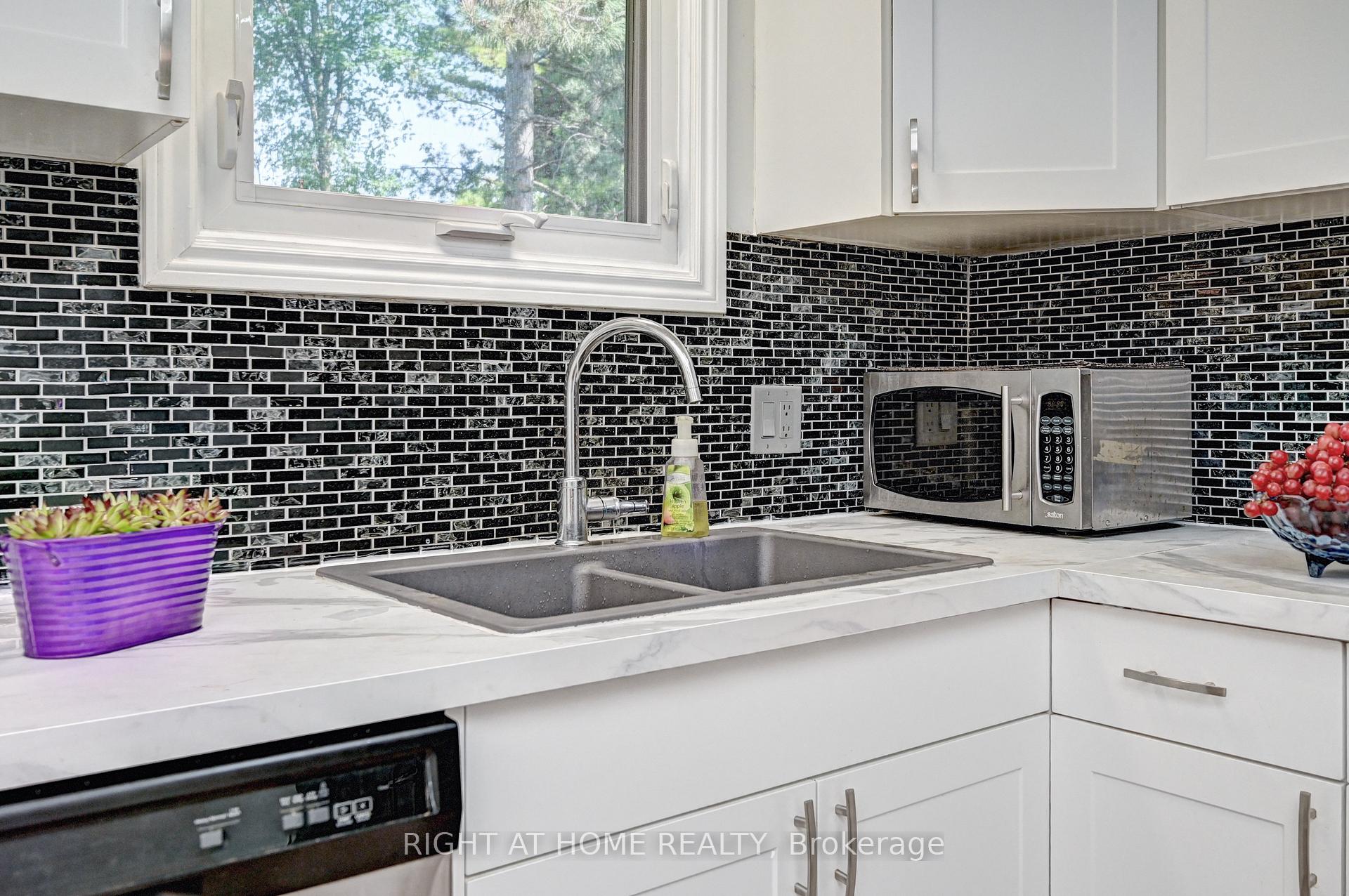 Photo 18 of 92 Pinemeadow Crescent, Waterloo, Maple Hills — HOMEH