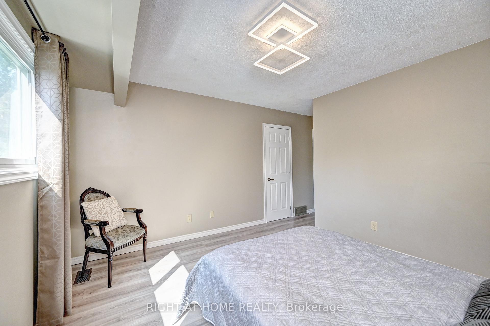 Photo 22 of 92 Pinemeadow Crescent, Waterloo, Maple Hills — HOMEH