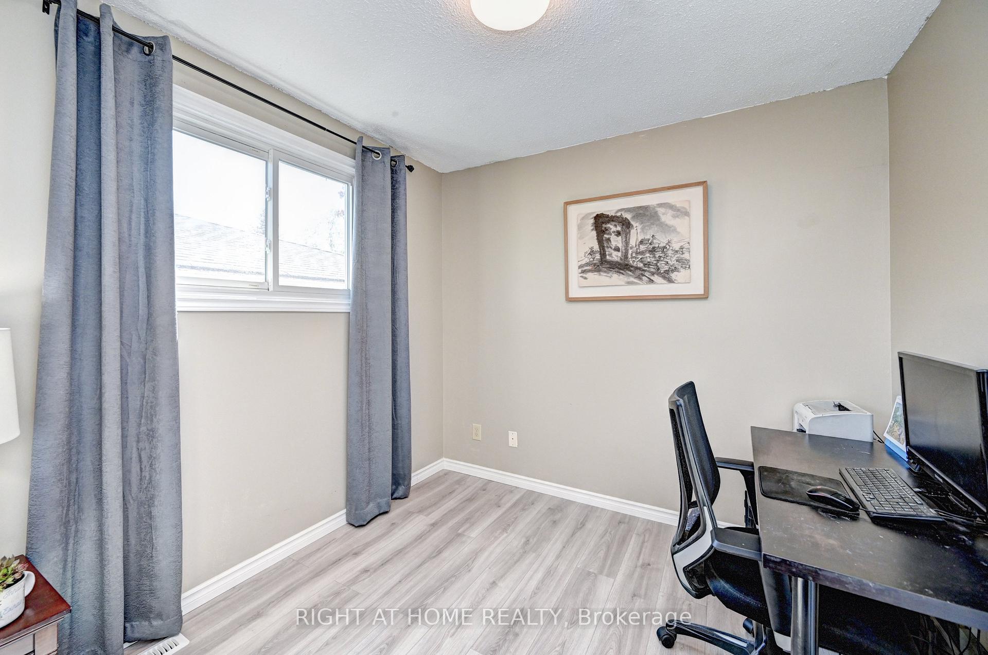 Photo 32 of 92 Pinemeadow Crescent, Waterloo, Maple Hills — HOMEH