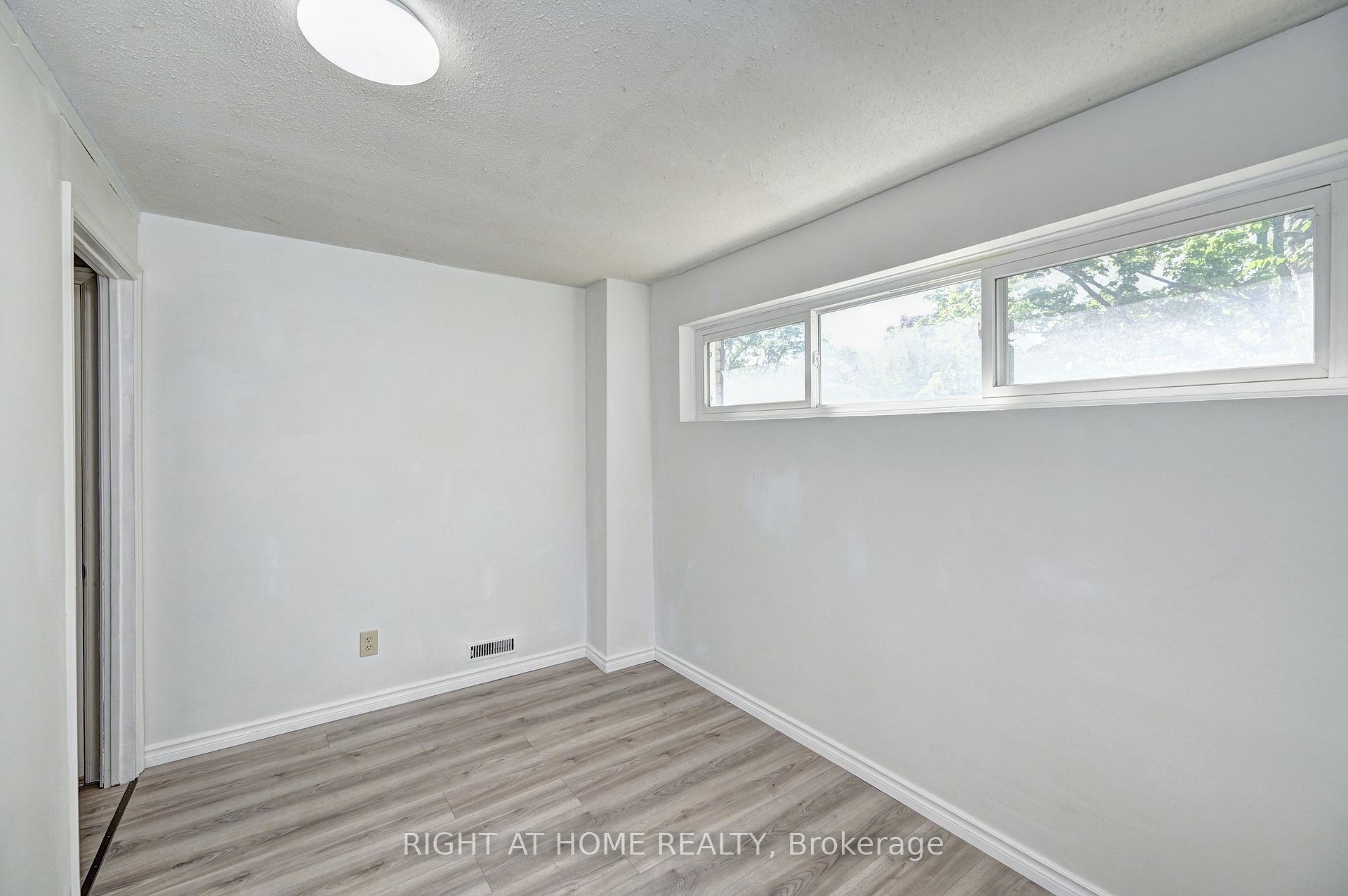 Photo 39 of 92 Pinemeadow Crescent, Waterloo, Maple Hills — HOMEH