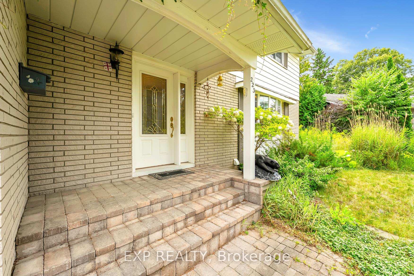 Photo 5 of 223 Violet Court, Oshawa, Centennial — HOMEH