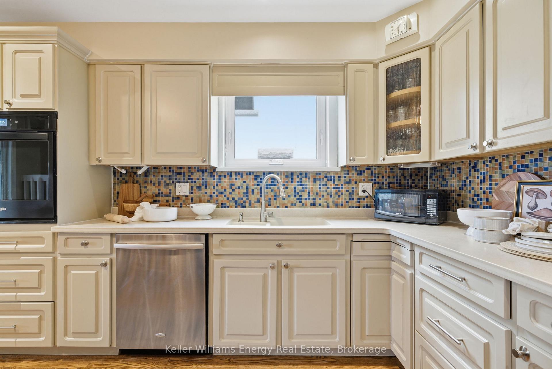 Photo 4 of 452 Simcoe Street N, Oshawa, O'Neill — HOMEH