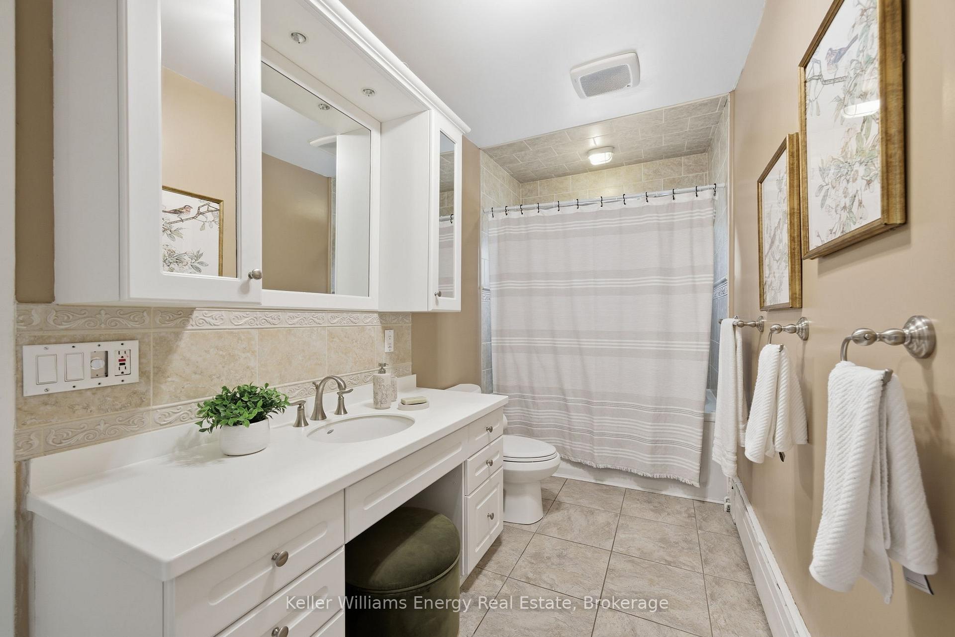 Photo 24 of 452 Simcoe Street N, Oshawa, O'Neill — HOMEH