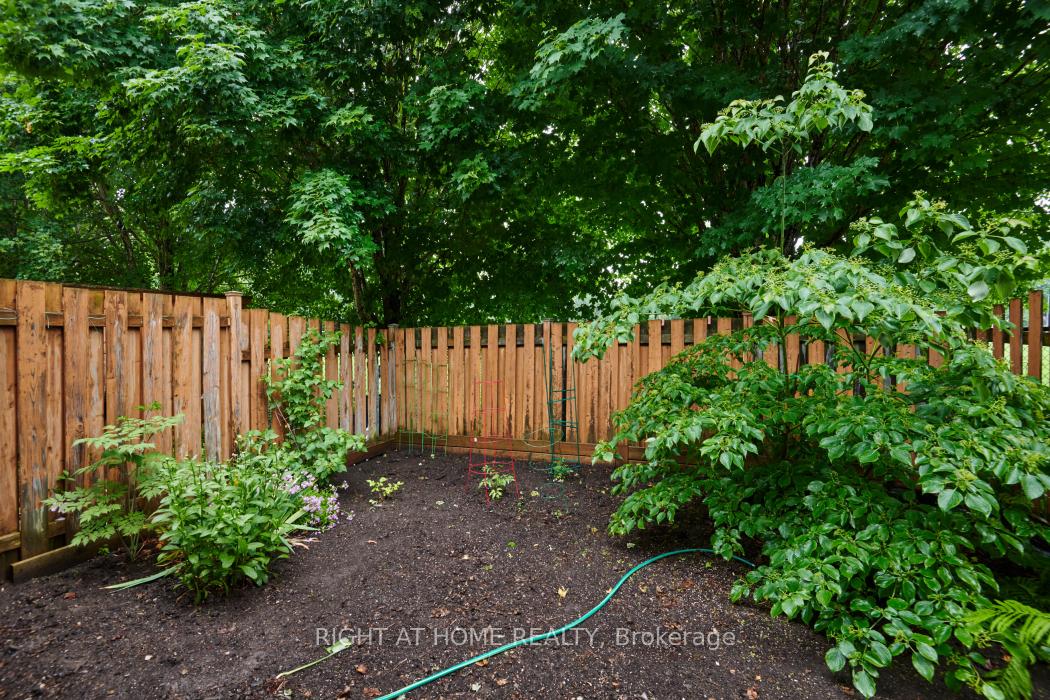 Photo 26 of 47 Tobermory Crescent, Ottawa, Kanata - Morgan's Grant/South March — HOMEH