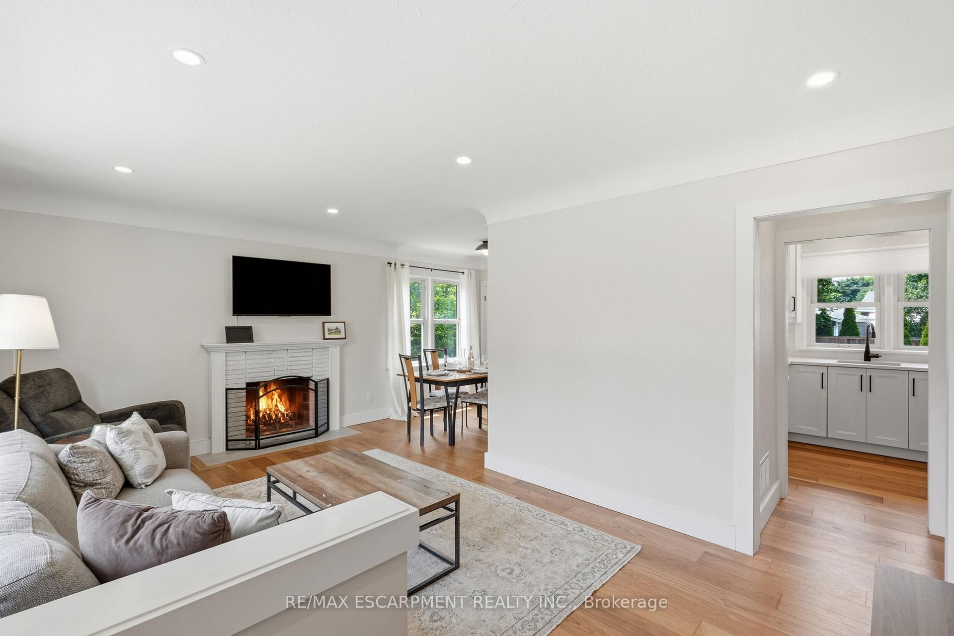 Photo 9 of 16 Kings Forest Drive, Hamilton, Huntington — HOMEH