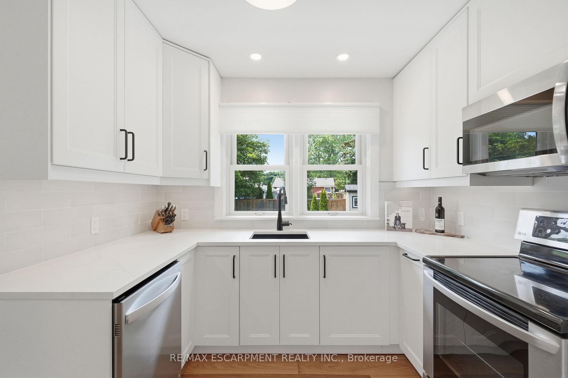 Photo 18 of 16 Kings Forest Drive, Hamilton, Huntington — HOMEH