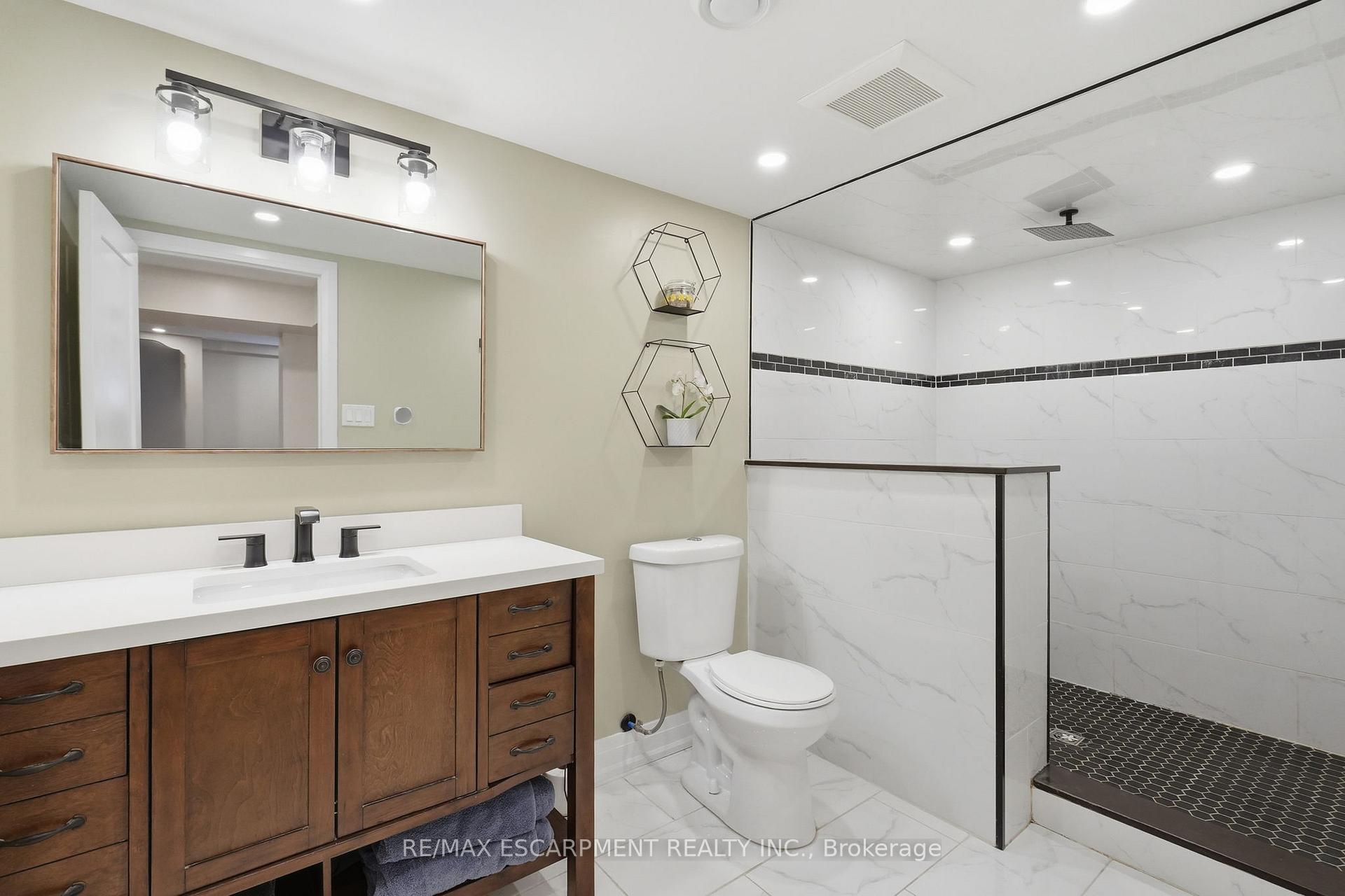 Photo 39 of 16 Kings Forest Drive, Hamilton, Huntington — HOMEH