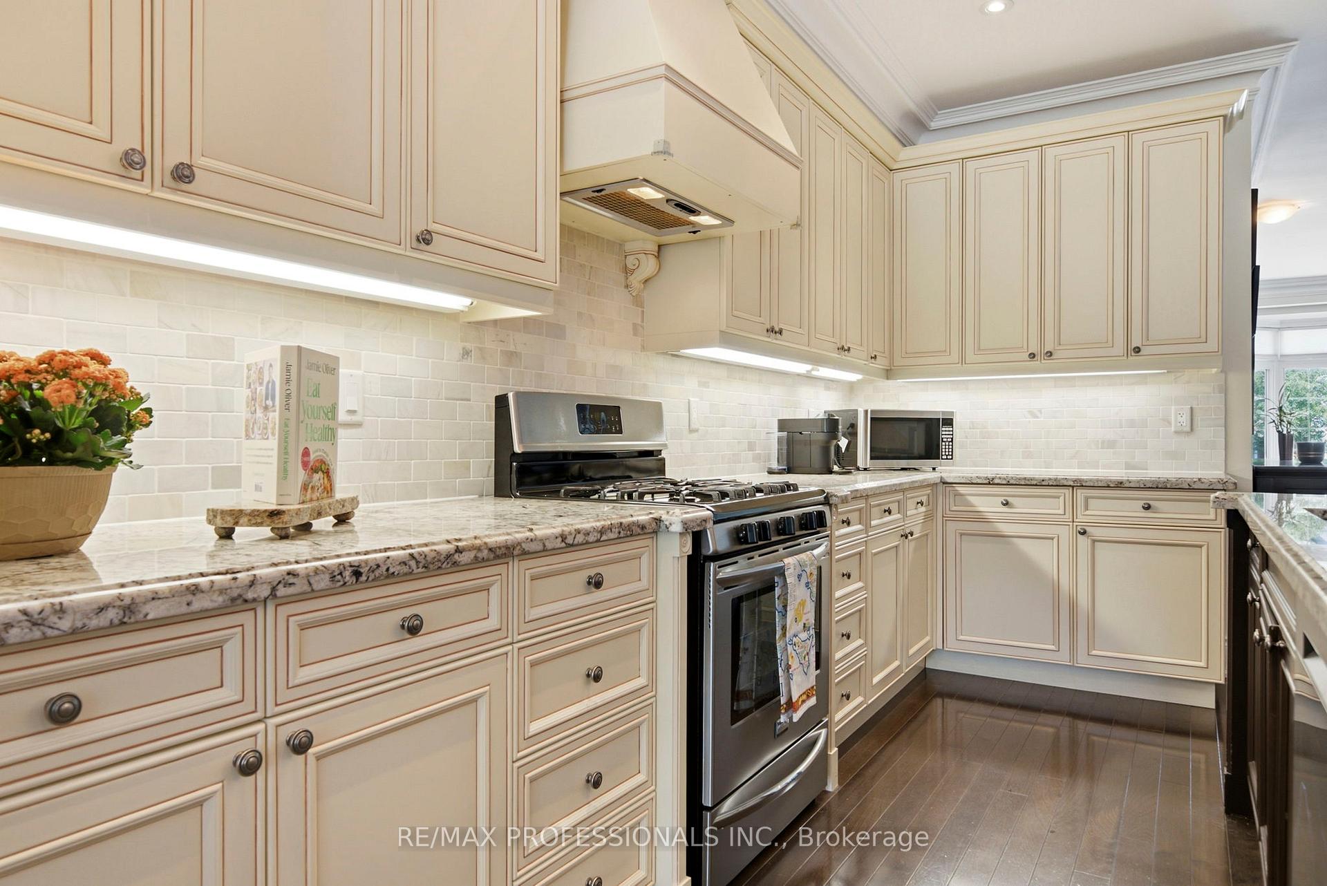 Photo 14 of 89 Twenty Second Street, Etobicoke, New Toronto — HOMEH