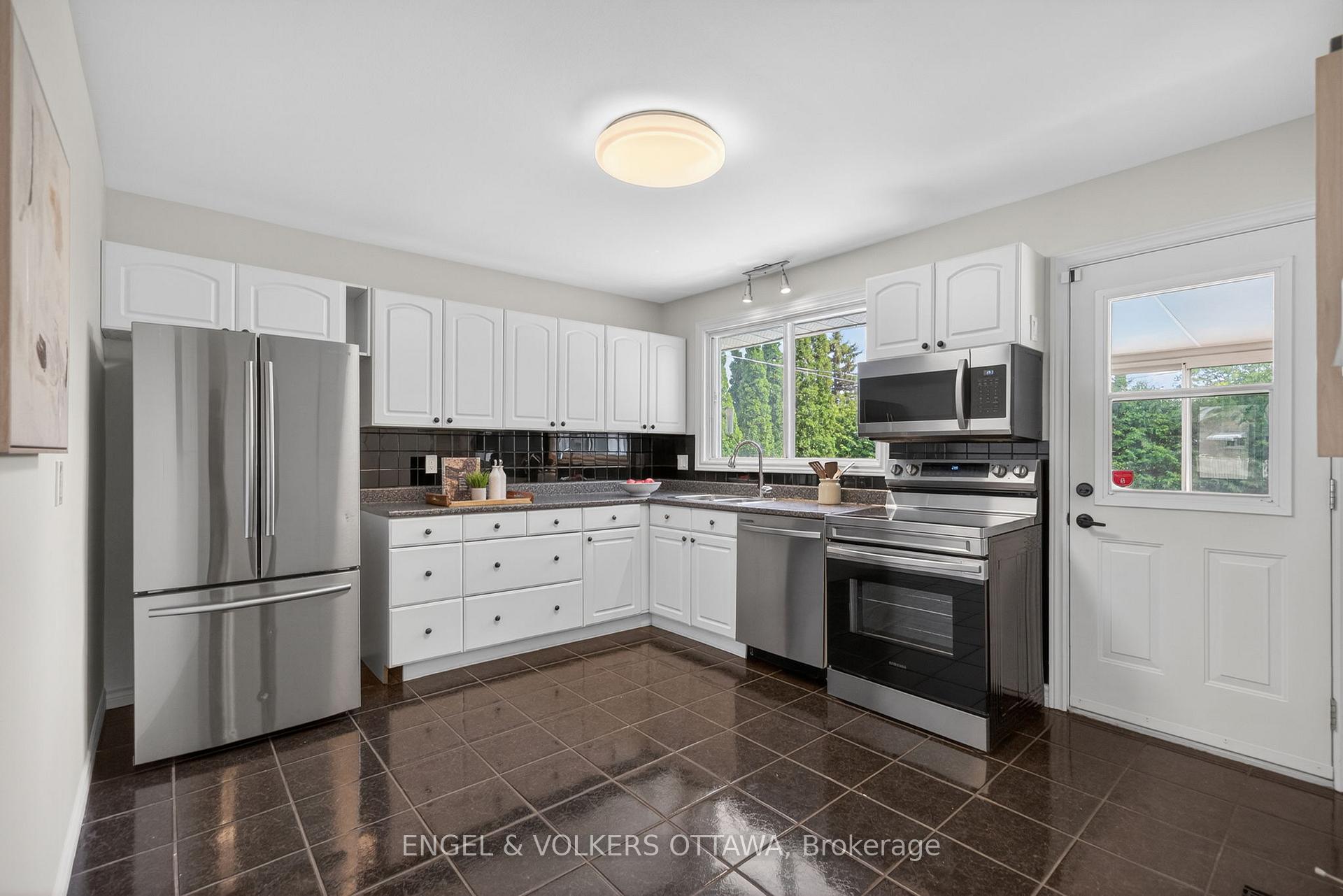 Photo 10 of 1862 Sharel Drive, Ottawa, Guildwood Estates - Urbandale Acres — HOMEH