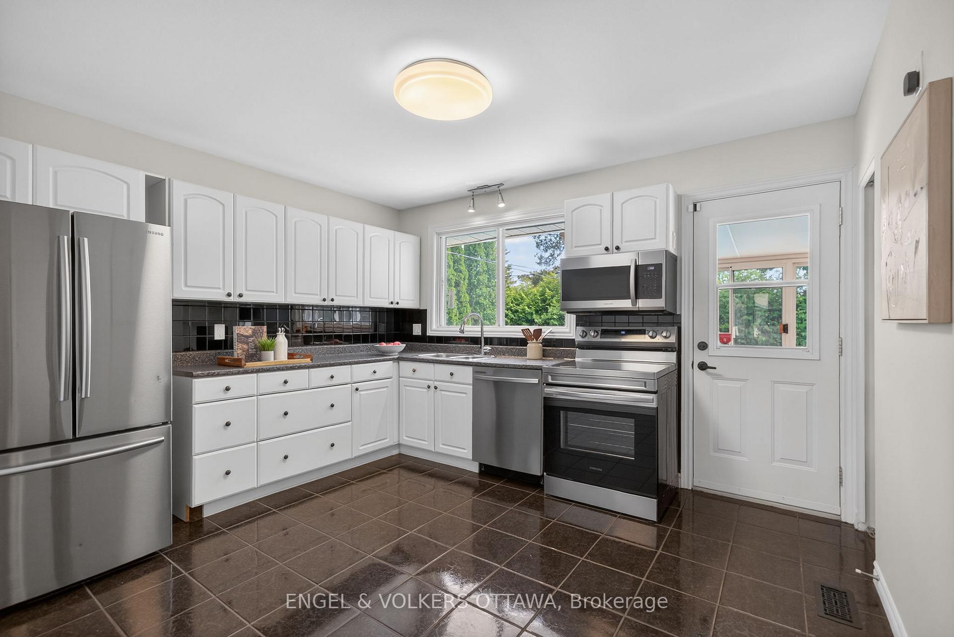 Photo 12 of 1862 Sharel Drive, Ottawa, Guildwood Estates - Urbandale Acres — HOMEH