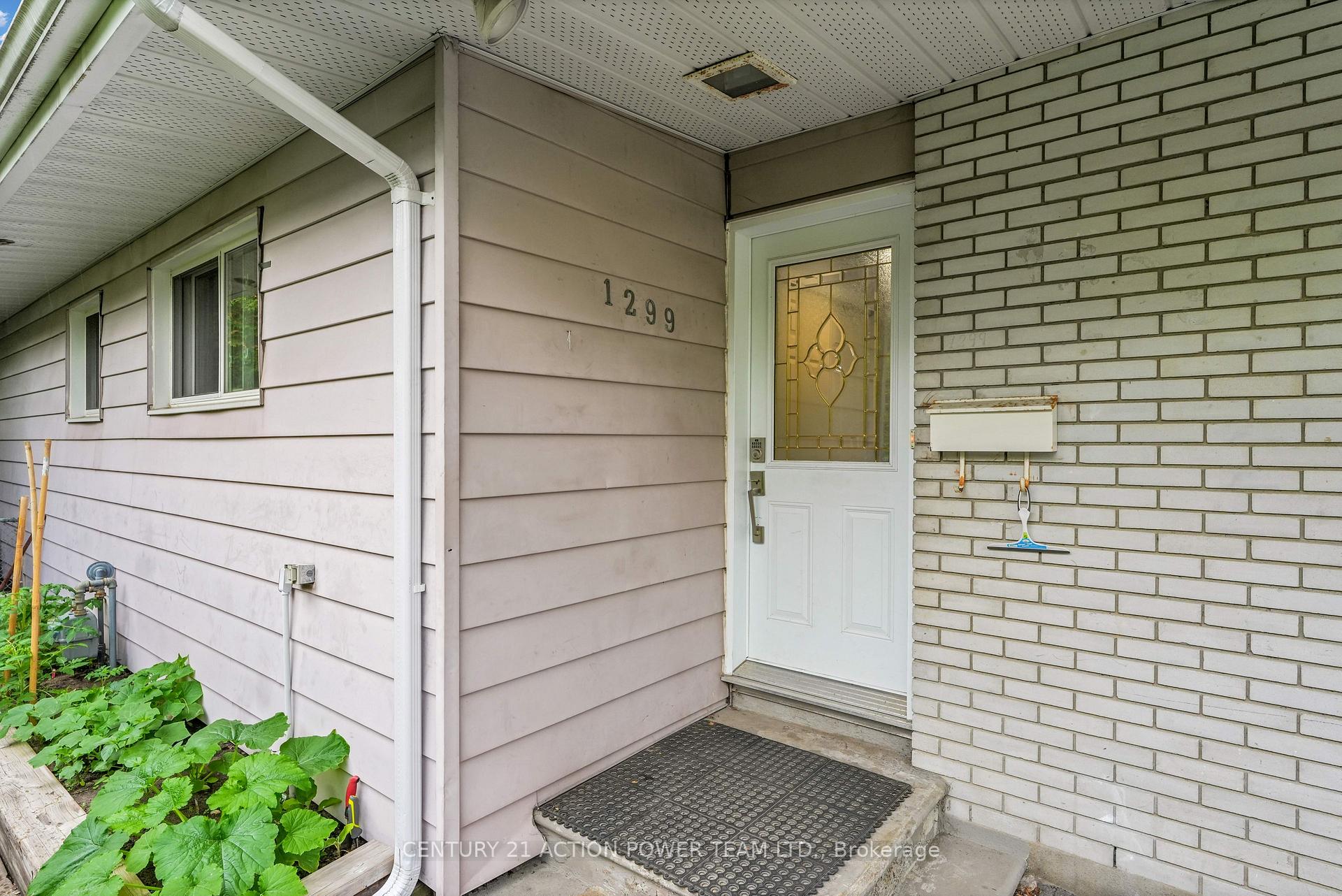 Photo 2 of 1299 Meadowlands Drive E, Ottawa, City View/Skyline/Fisher Heights/Parkwood Hills — HOMEH