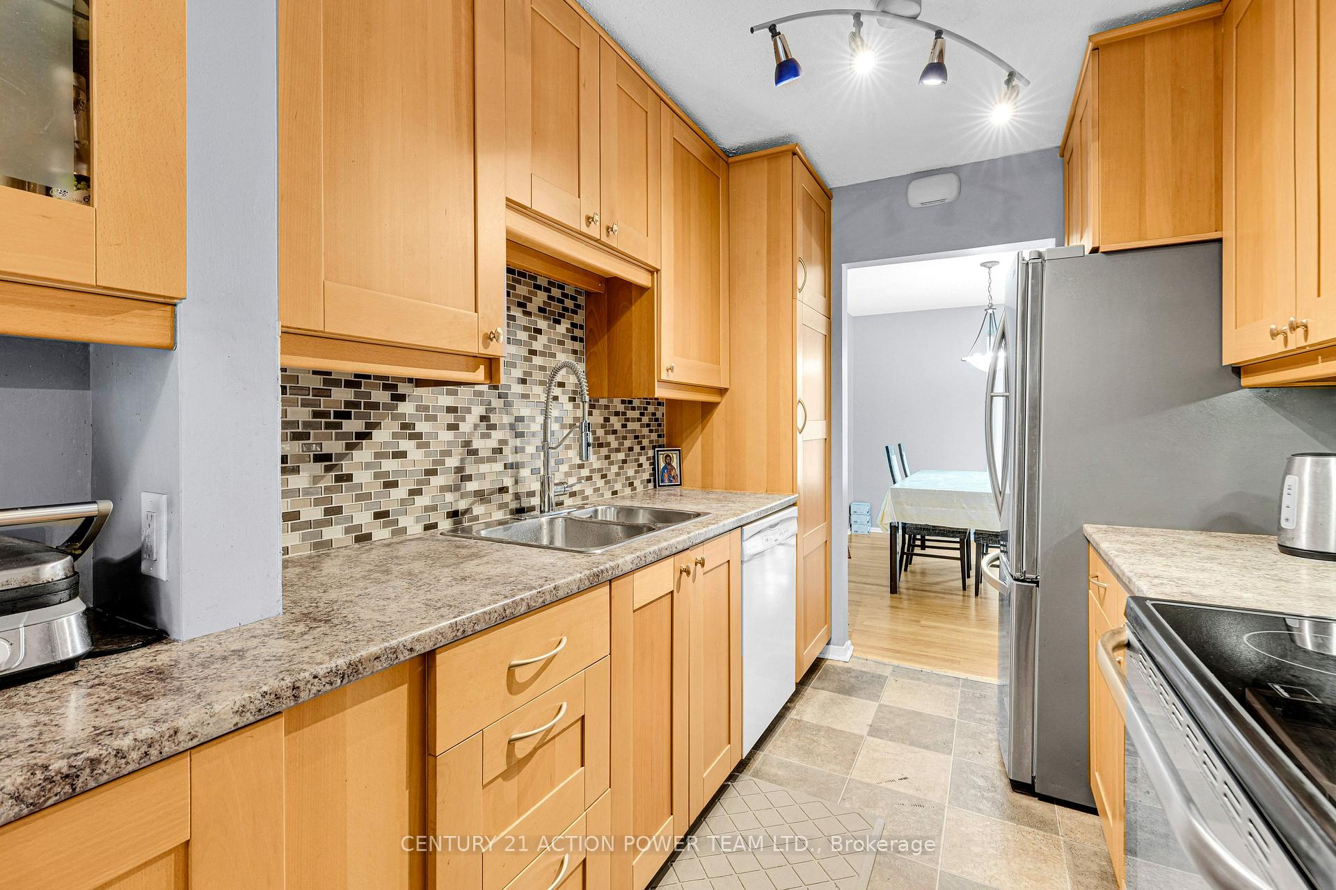 Photo 11 of 1299 Meadowlands Drive E, Ottawa, City View/Skyline/Fisher Heights/Parkwood Hills — HOMEH