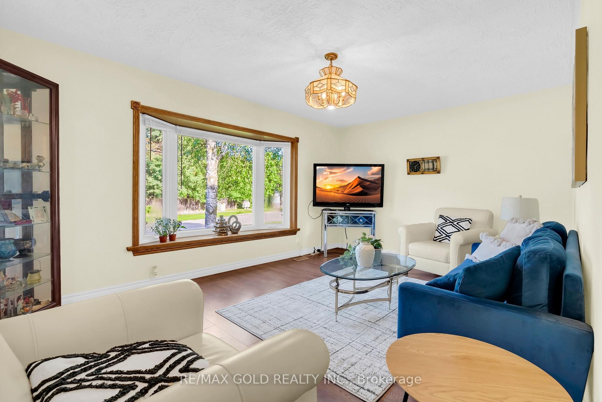 Photo 6 of 213 Mason Boulevard, Halton Hills, Acton — HOMEH