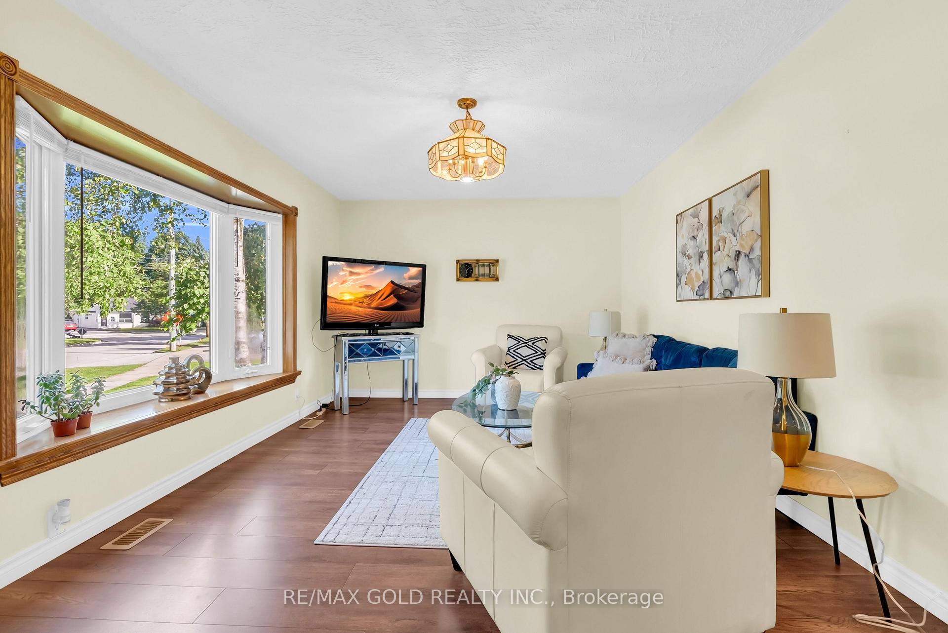 Photo 7 of 213 Mason Boulevard, Halton Hills, Acton — HOMEH