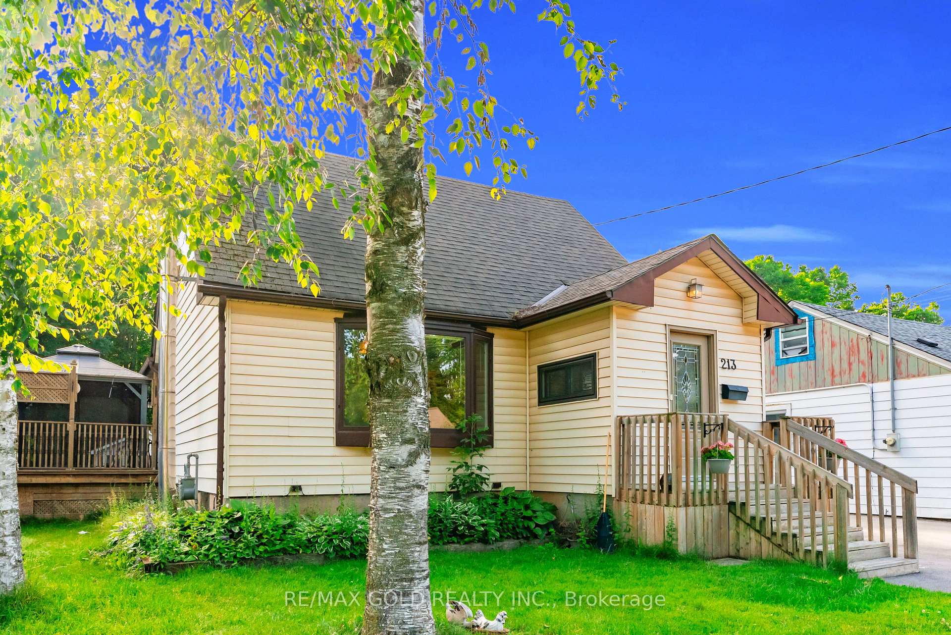 Photo 2 of 213 Mason Boulevard, Halton Hills, Acton — HOMEH