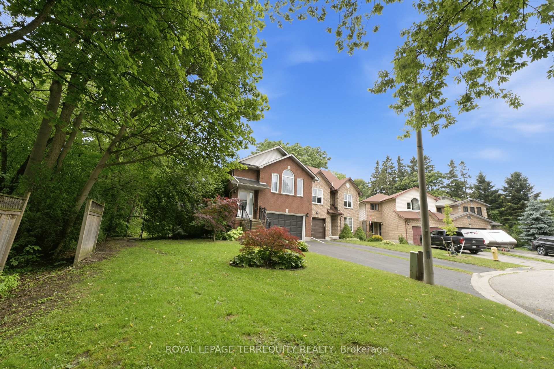 Photo 2 of 48 Borland Court, Clarington, Bowmanville — HOMEH